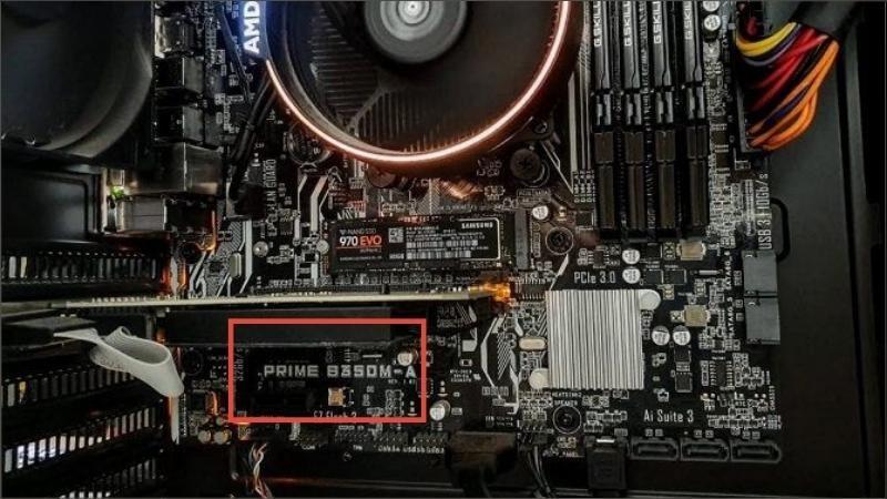 Bạn mở nắp thùng máy PC và tìm kiếm vị trí của model