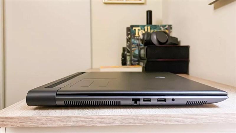 Cạnh phải của Alienware m18 R1.