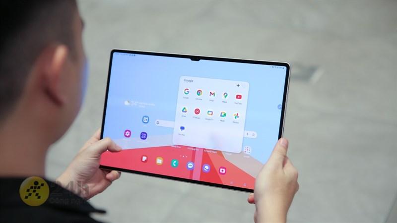 Màn hình Galaxy Tab S9 Ultra có phần khuyết nhỏ chứa camera selfie của máy