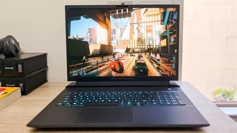 Màn hình lớn của Alienware m18 mang lại không gian thao tác thoải mái.