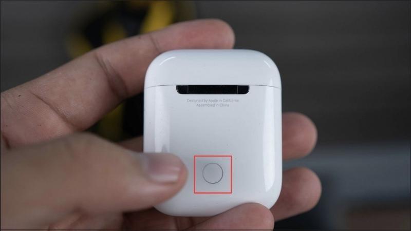 Nhấn giữ n&uacute;t Nguồn trong v&ograve;ng 15 gi&acirc;y để reset AirPods