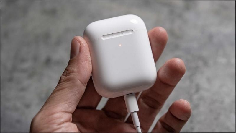 Sạc AirPods để khắc phục lỗi kh&ocirc;ng l&ecirc;n đ&egrave;n LED