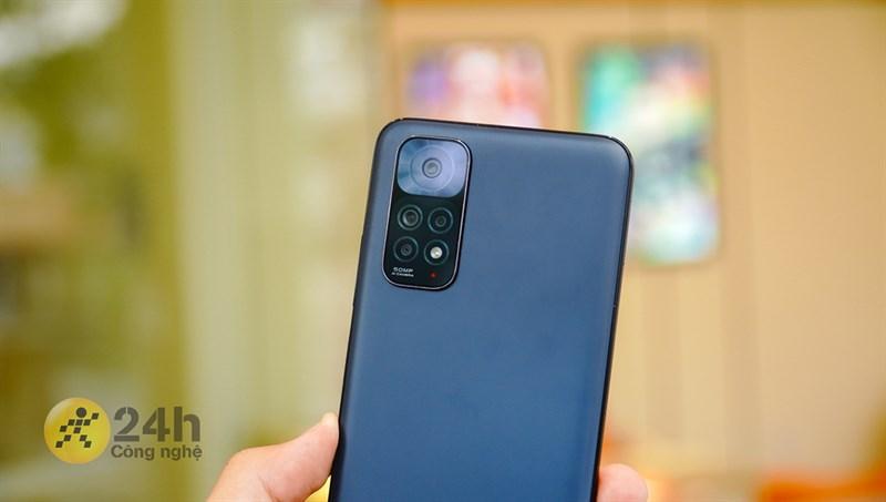 Xiaomi Redmi Note 11 có cụm camera khá lớn và hơi lồi