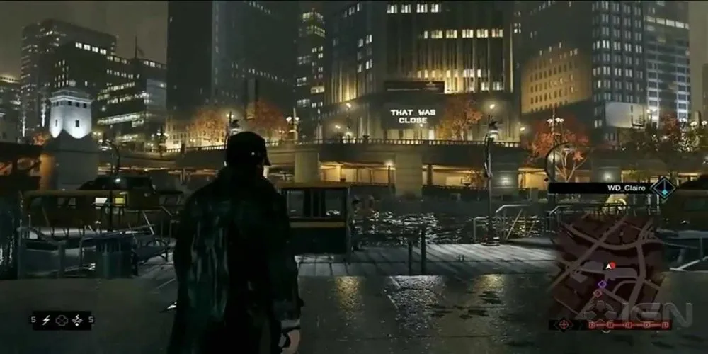 Aiden Pearce dùng điện thoại để hack hệ thống camera an ninh và điều khiển giao thông tại Chicago trong Watch Dogs