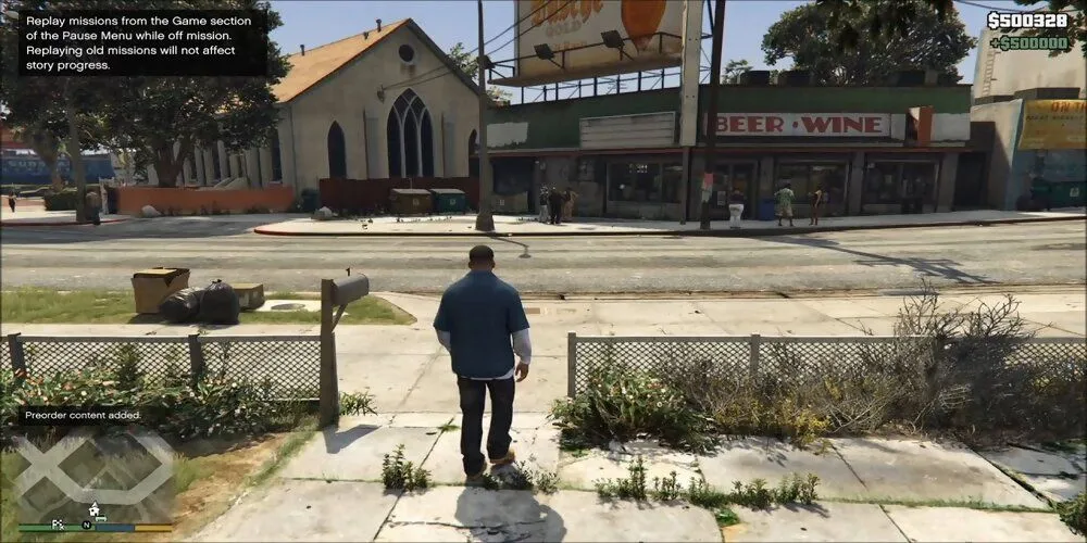 Ba nhân vật chính của GTA V: Michael, Franklin và Trevor đứng cạnh những chiếc xe hơi sang trọng trên đường phố Los Santos