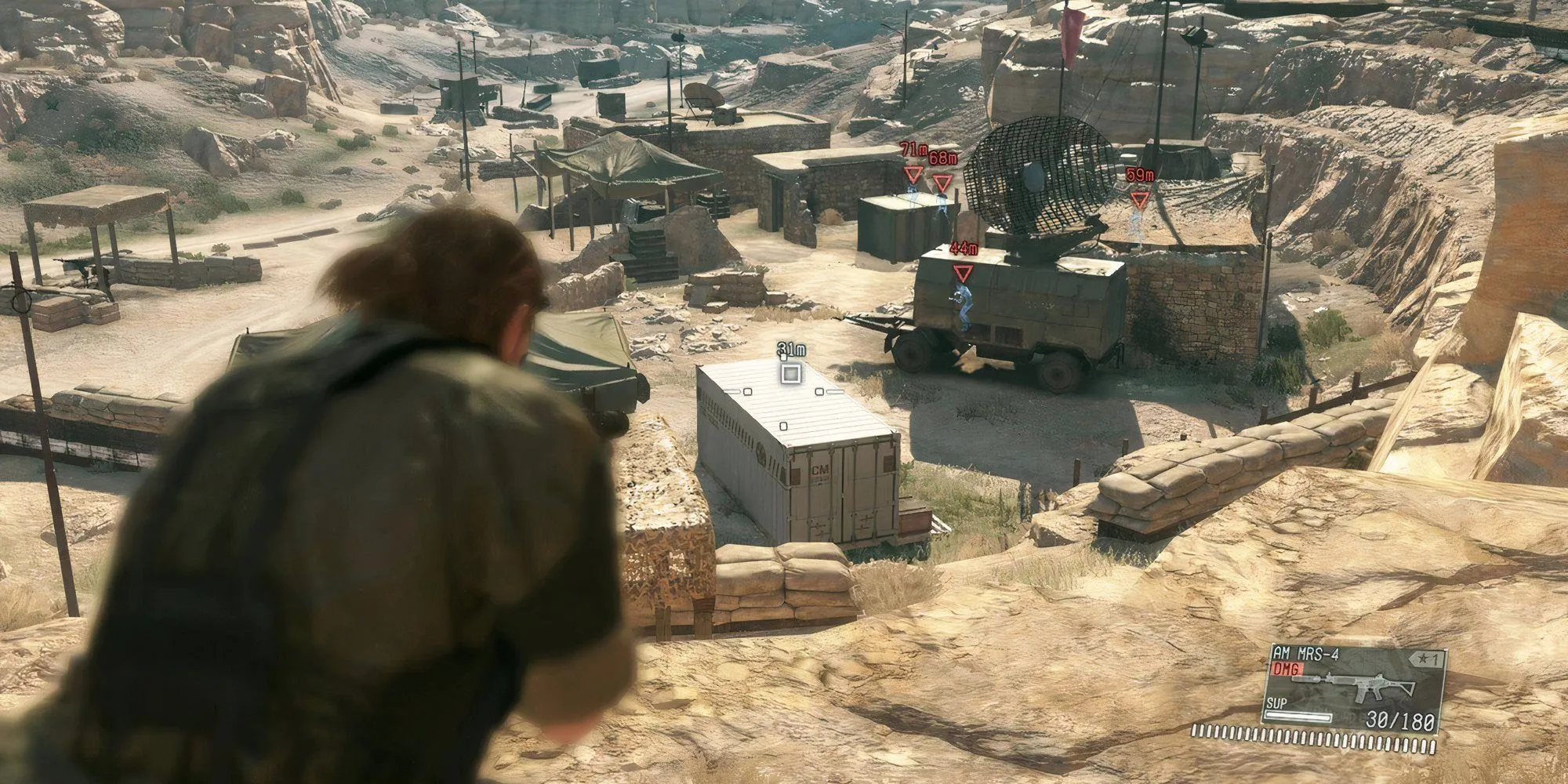 Big Boss ẩn nấp trong bụi rậm, thực hiện nhiệm vụ lén lút trong Metal Gear Solid 5 The Phantom Pain