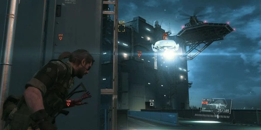 Big Boss cưỡi D-Horse băng qua sa mạc rộng lớn trong thế giới mở của Metal Gear Solid V The Phantom Pain