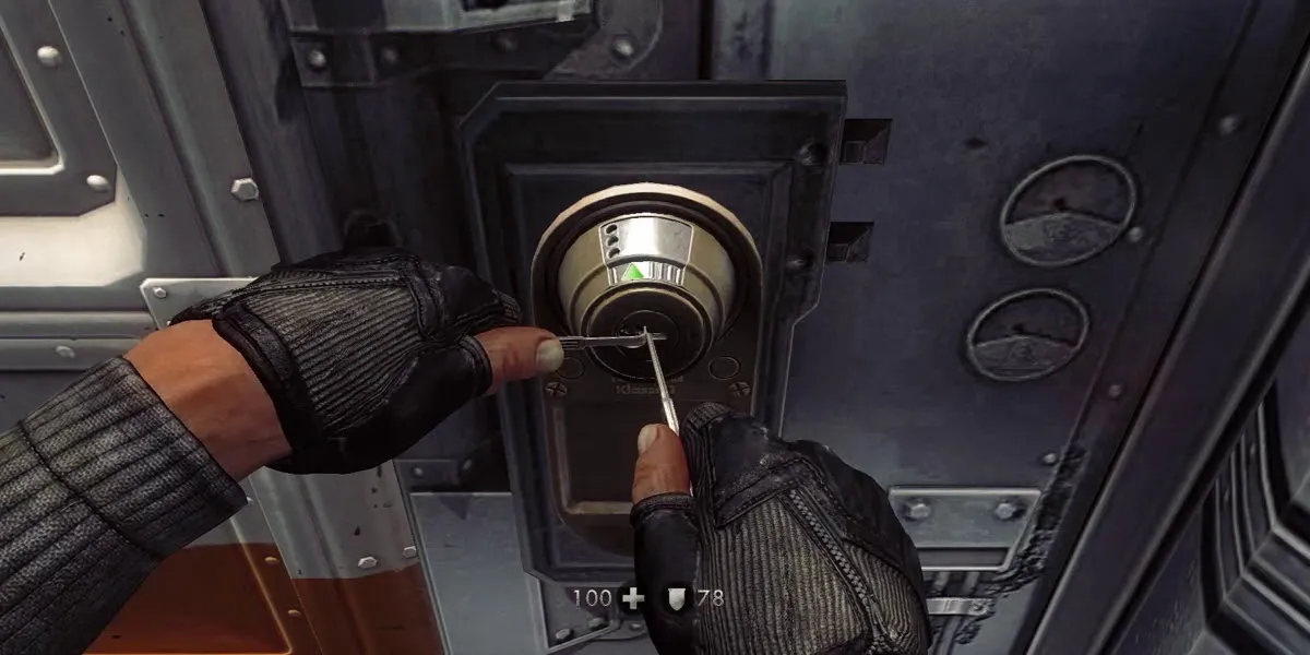 BJ Blazkowicz đang thực hiện thao tác bẻ khóa trong Wolfenstein: The New Order