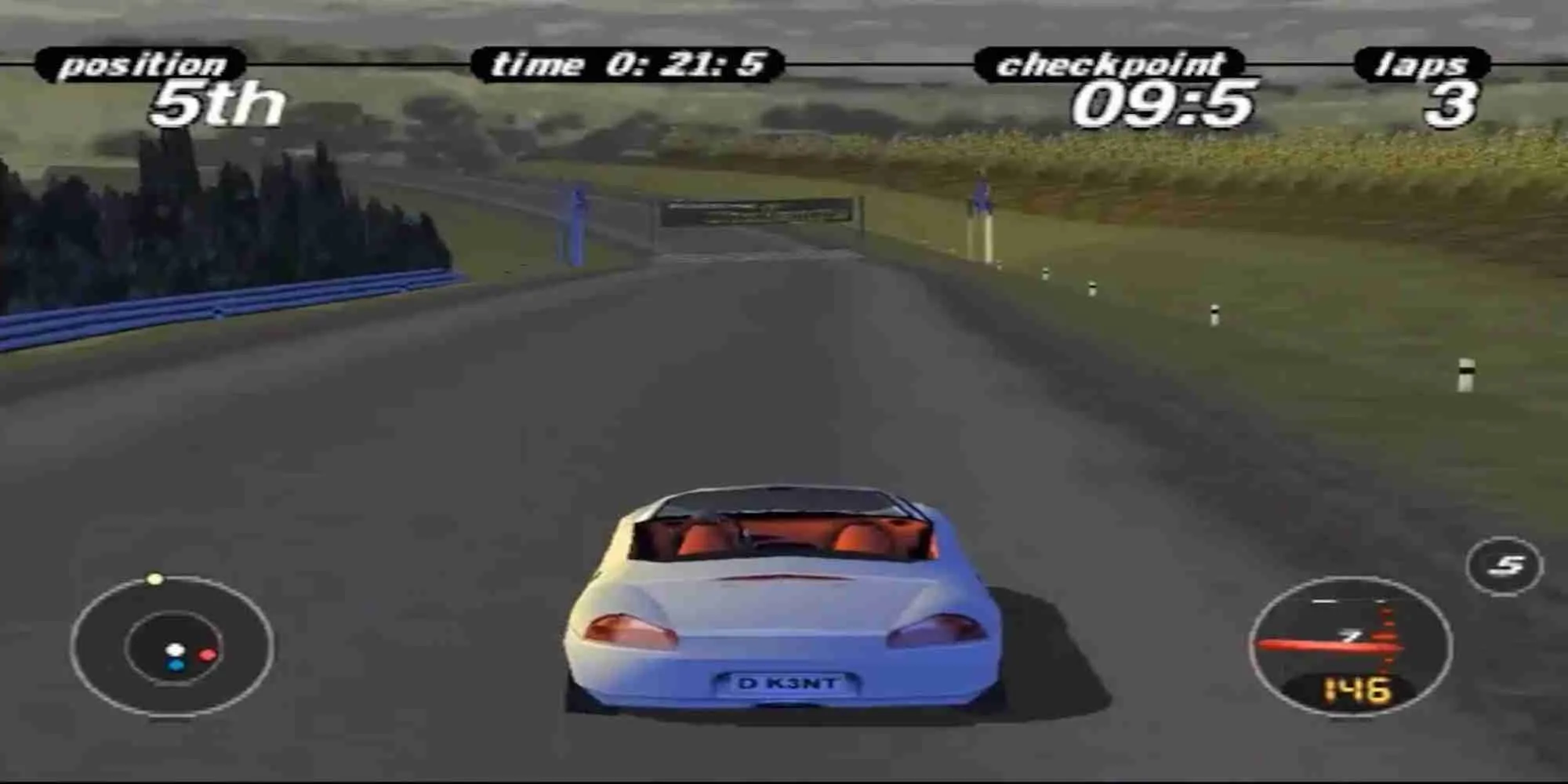 Chiếc Porsche Boxster màu vàng đặc trưng đang đua trên đường nhựa trong game Porsche Challenge trên PS1