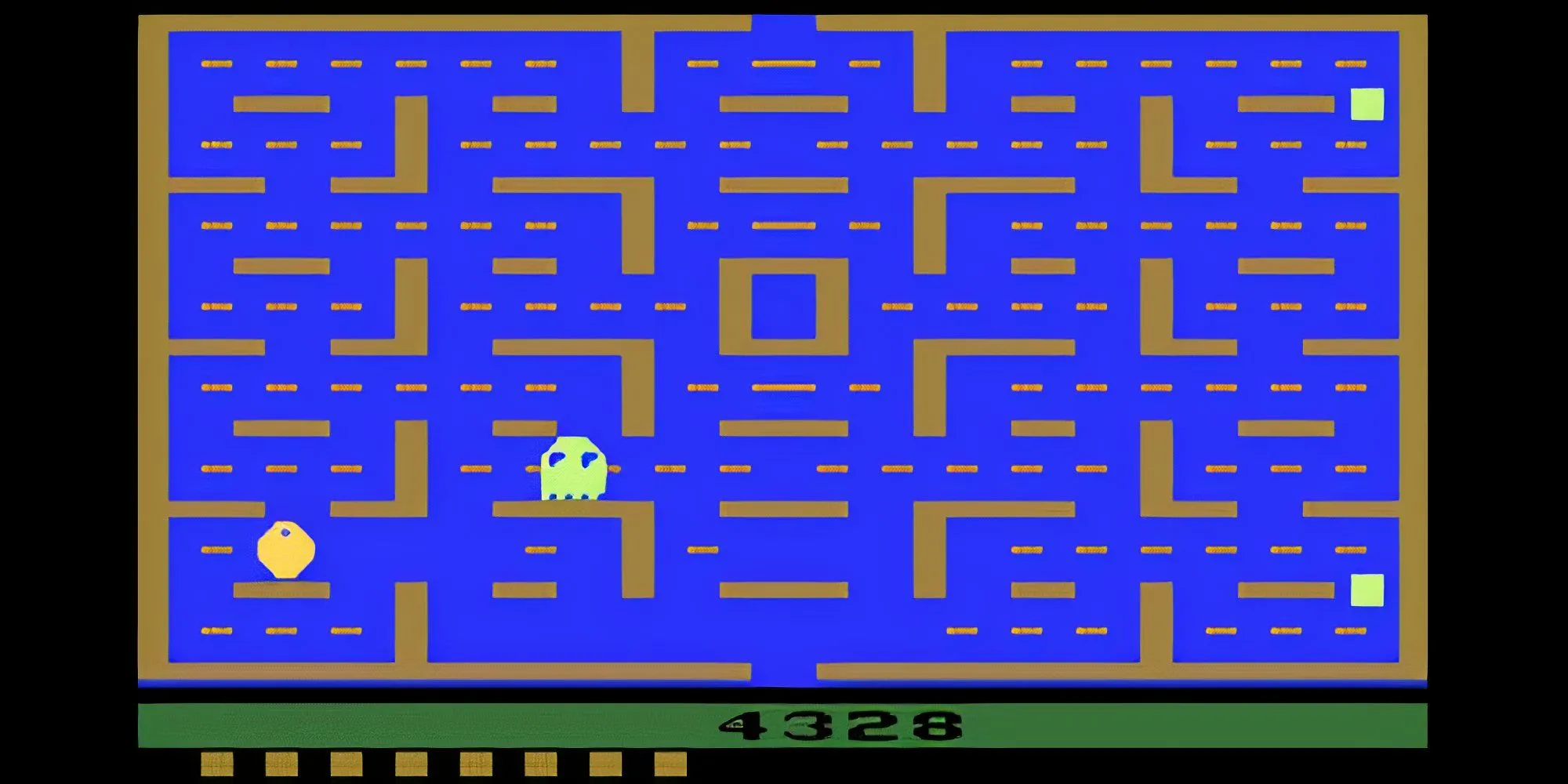 Gameplay Pac-Man trên hệ máy Atari 2600 với đồ họa sơ sài, khác xa bản arcade gốc.