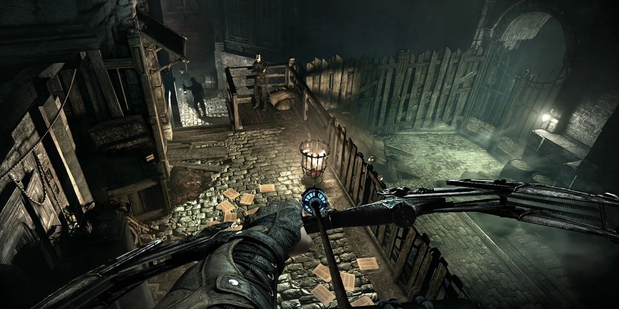 Garrett, siêu trộm lừng danh, đang giương cung nhắm bắn mục tiêu trong bóng tối của game Thief