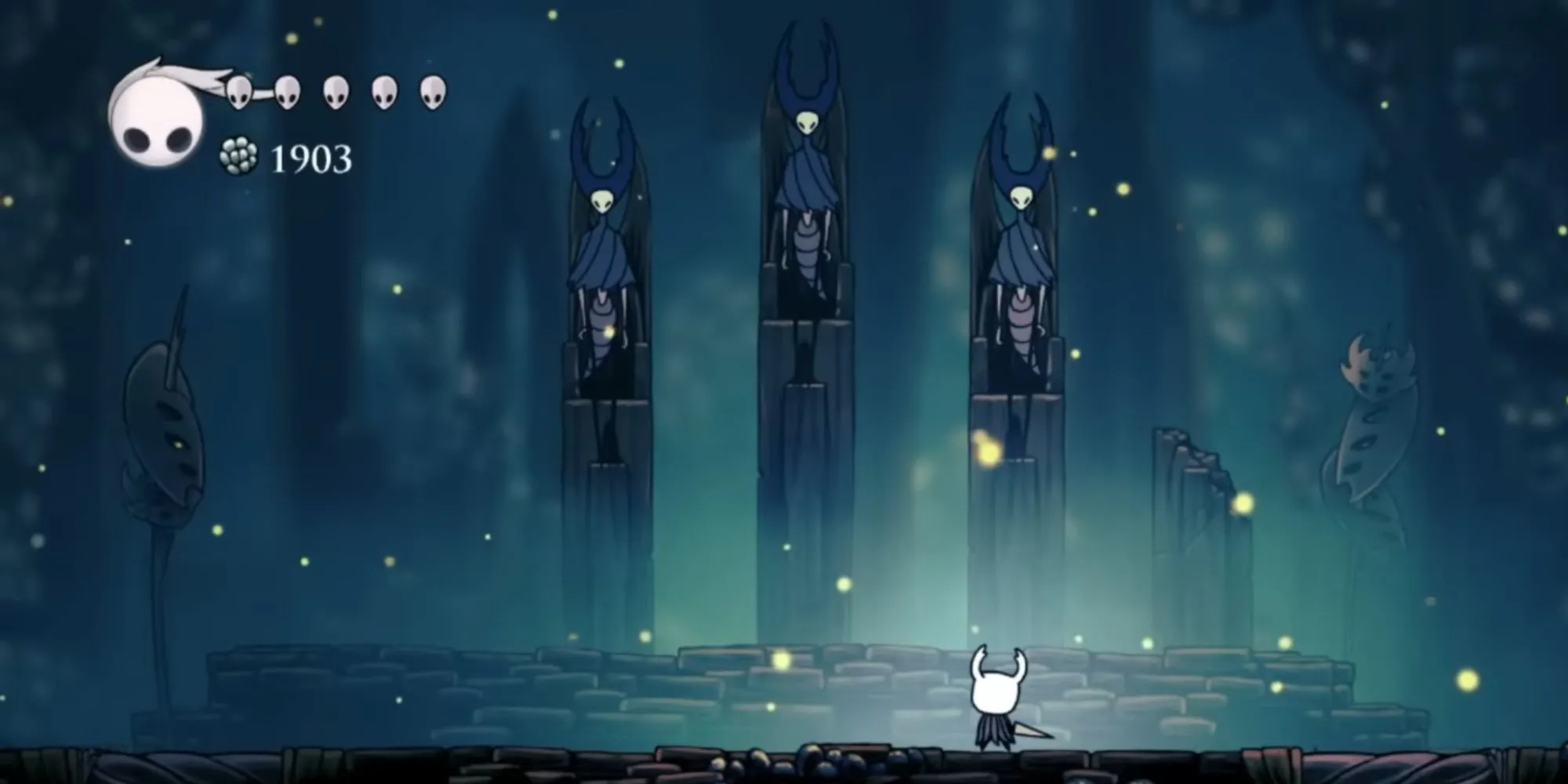 Hiệp Sĩ Tí Hon chuẩn bị đối mặt với Mantis Lords trong Hollow Knight, một trận đấu trùm biểu tượng