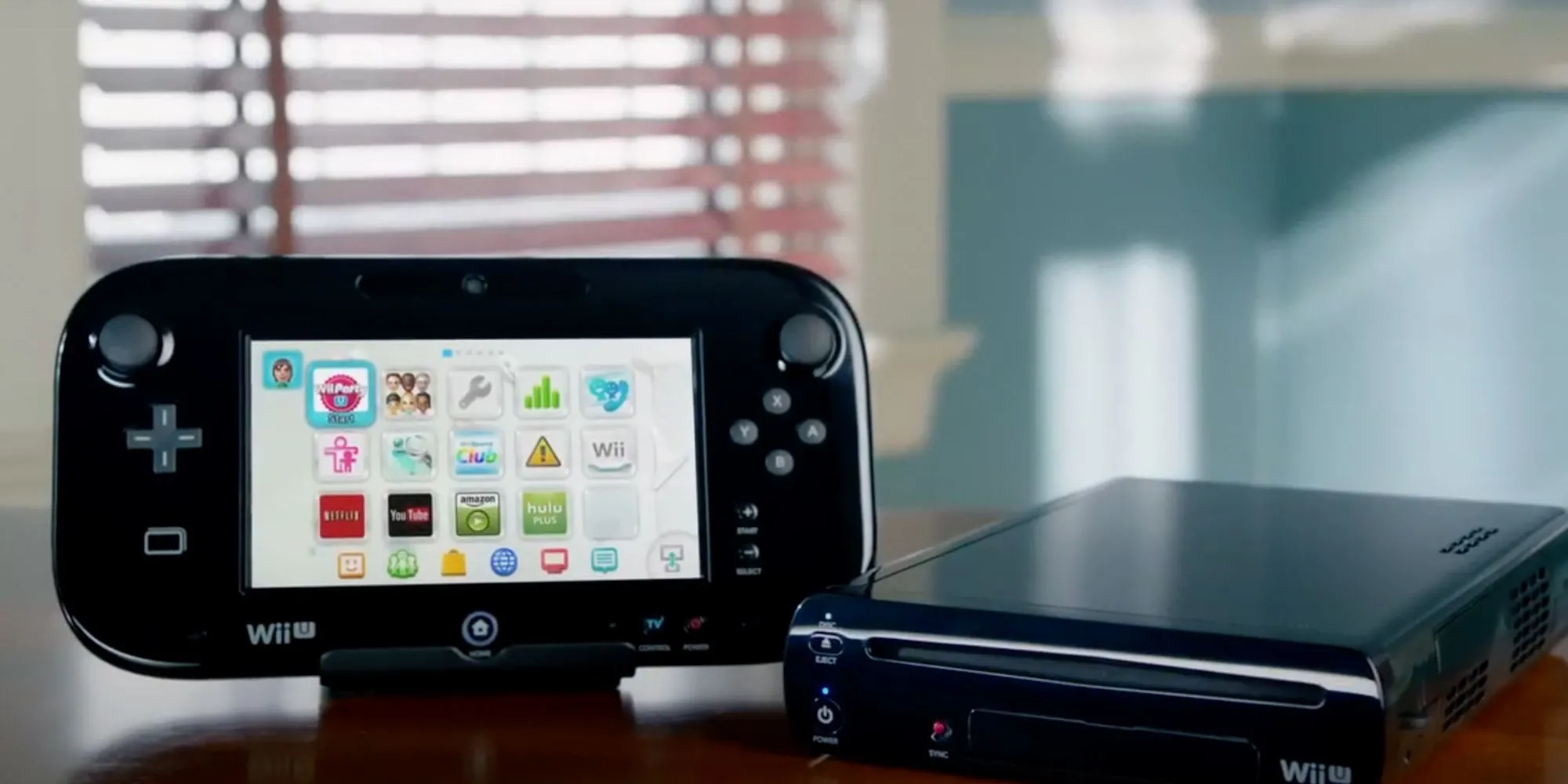 Hình ảnh máy chơi game Nintendo Wii U và bộ điều khiển GamePad đặc trưng
