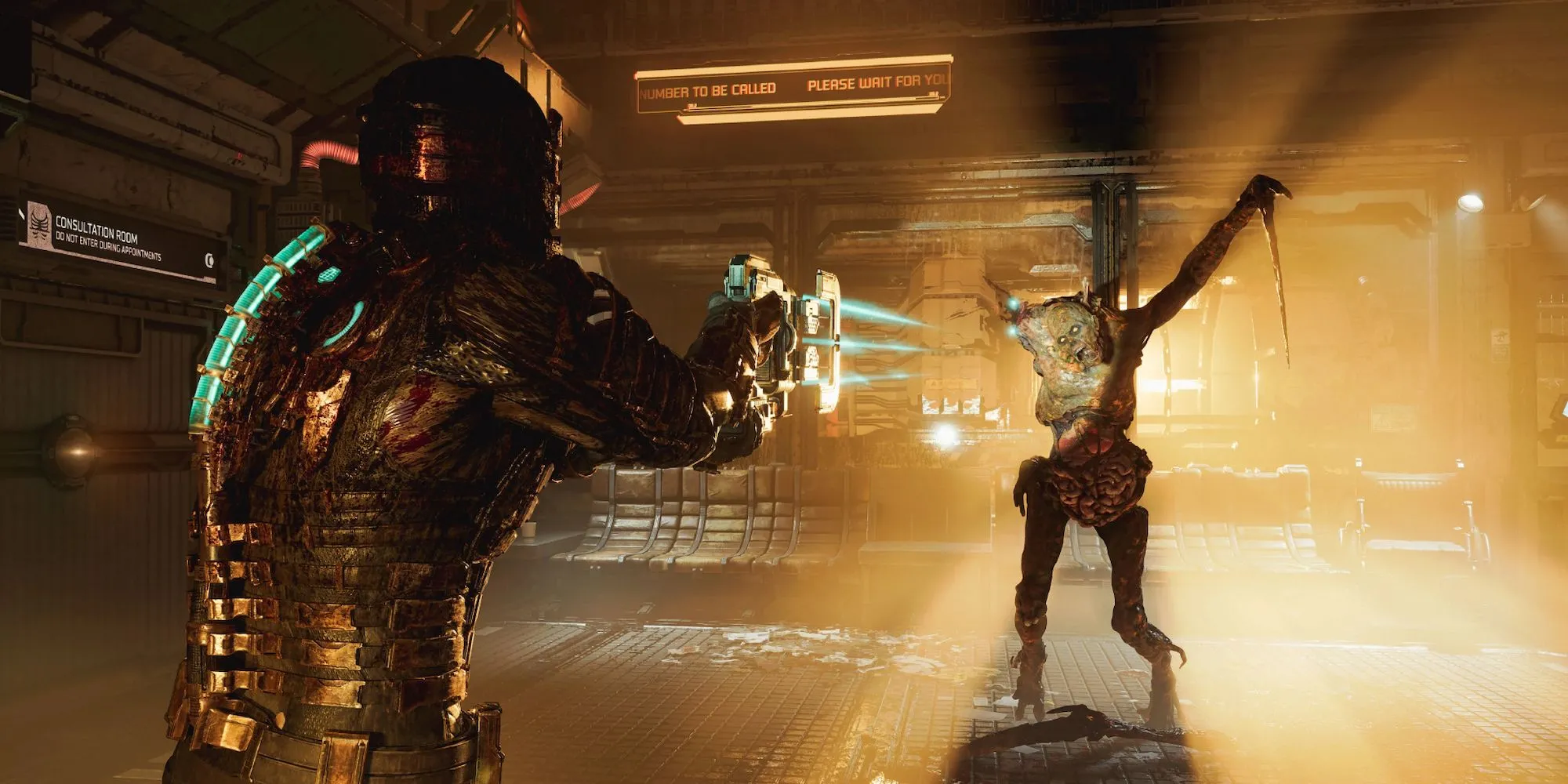 Isaac Clarke trong Dead Space Remake đang chiến đấu với một Necromorph trên tàu USG Ishimura, thể hiện sự căng thẳng và kinh hoàng trong không gian