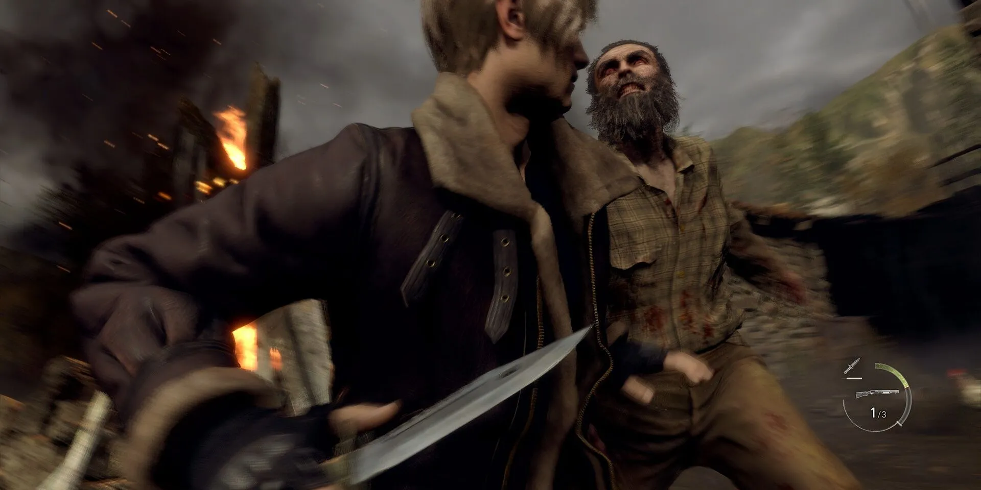 Leon giơ dao chuẩn bị đỡ đòn trong Resident Evil 4 2023