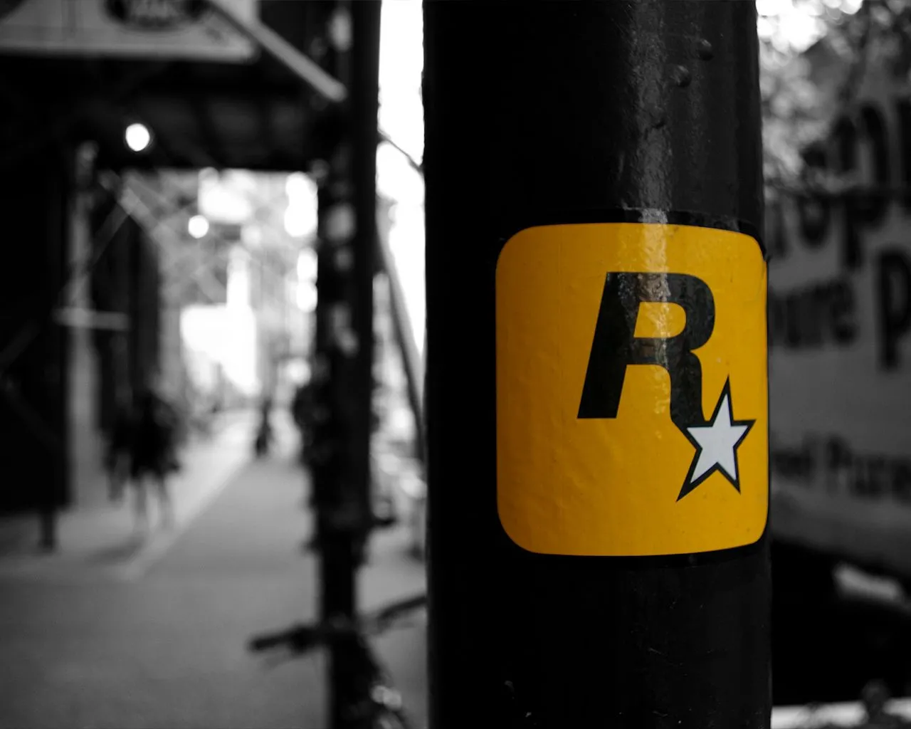 Logo Rockstar Games trên tòa nhà tượng trưng cho sự lớn mạnh của hãng