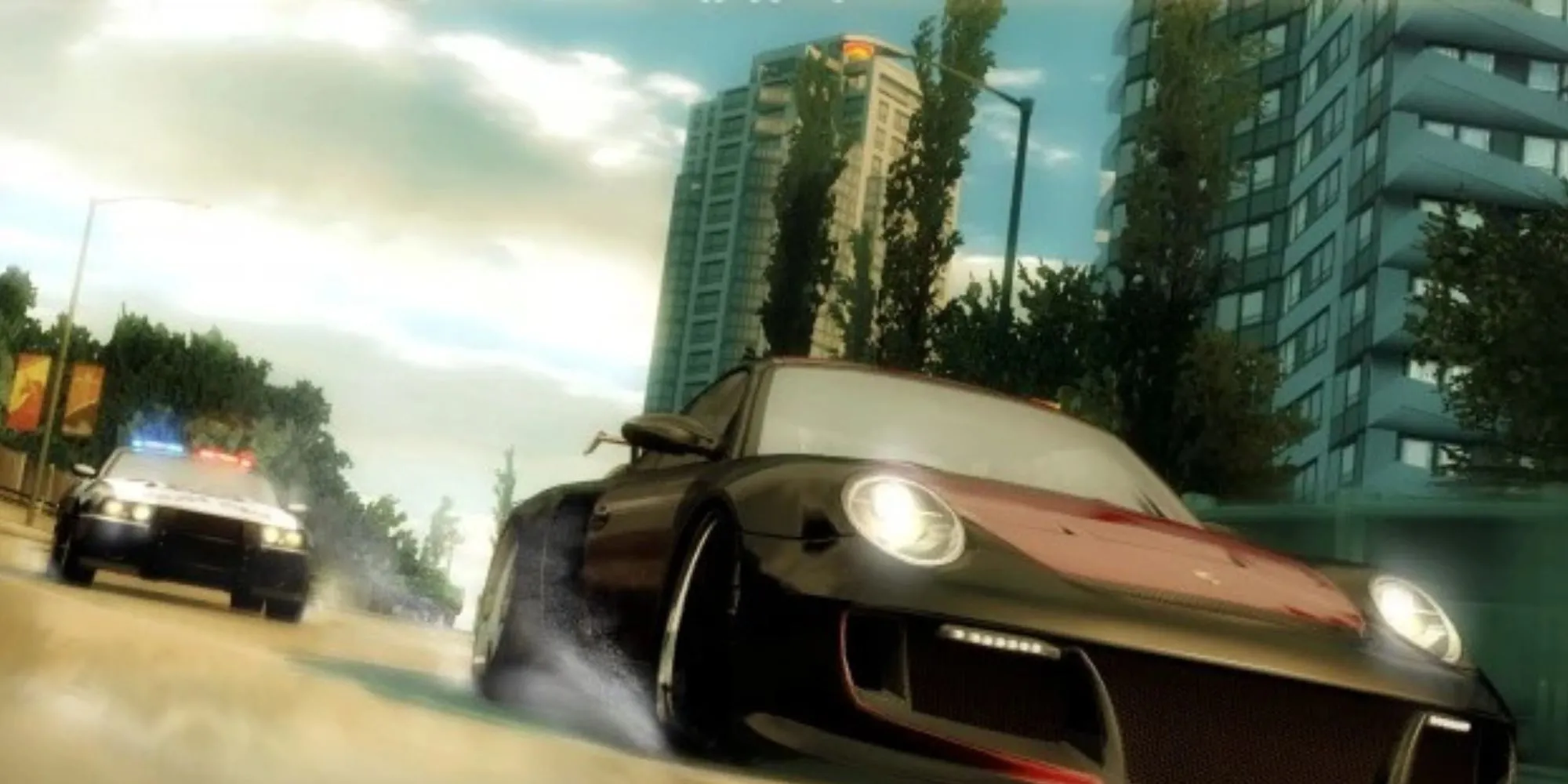 Một chiếc xe thể thao lao vun vút trên đường cao tốc rộng lớn của Tri-City Bay trong Need for Speed Undercover