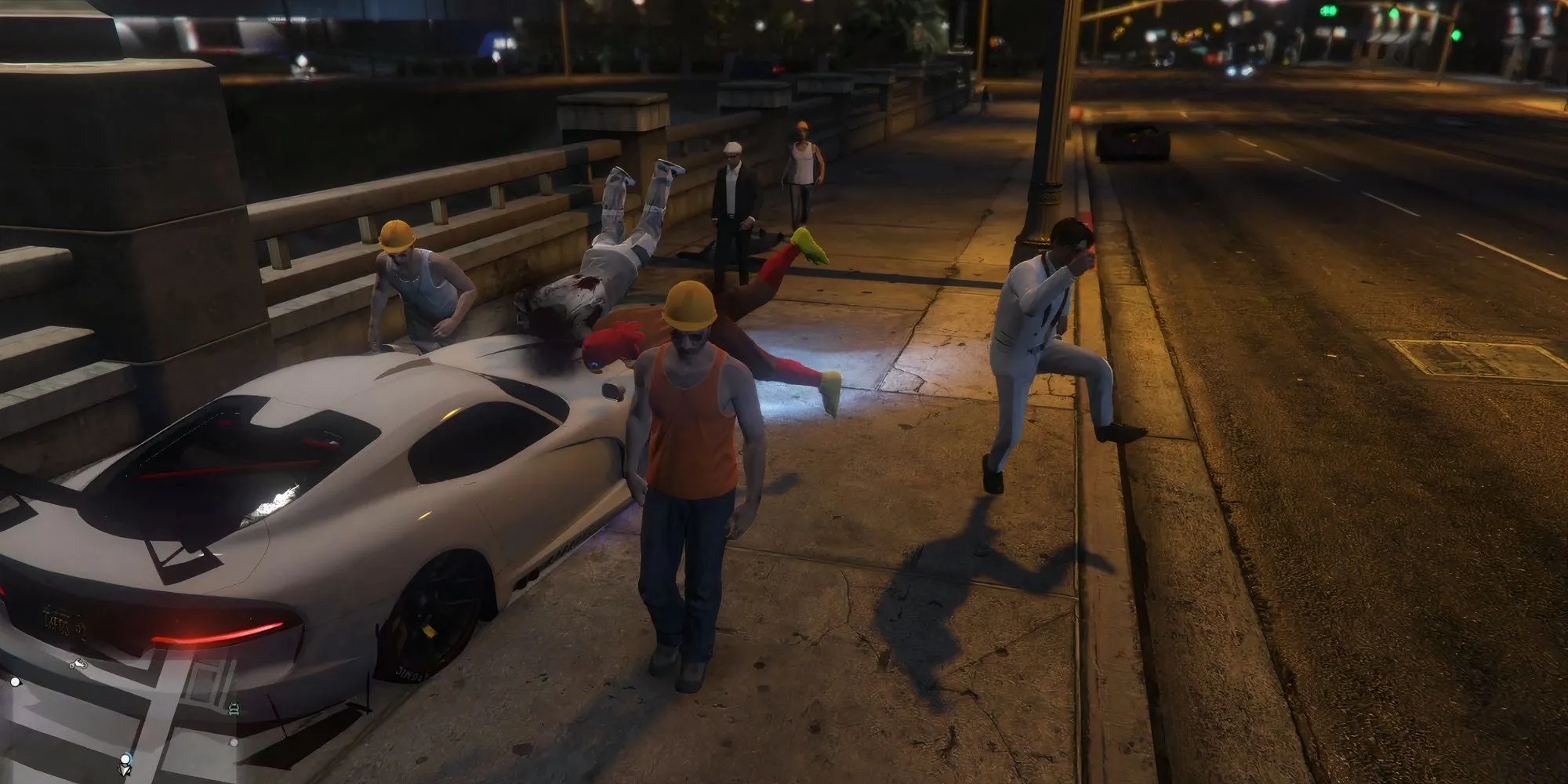 Một nhóm người biểu tình bị một chiếc xe chạy quá tốc độ đâm phải trong GTA 5 Online.