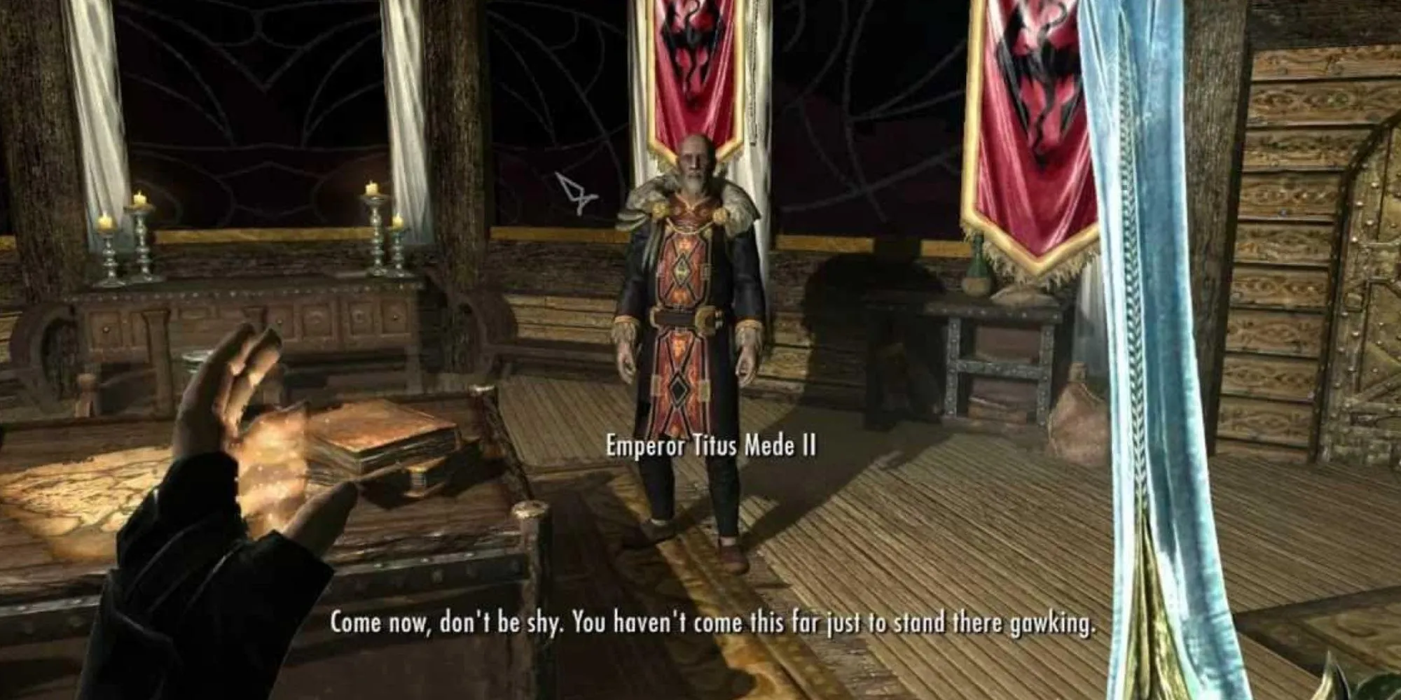 Người chơi ám sát Hoàng đế Titus Mede II trên con tàu trong nhiệm vụ cuối cùng của Dark Brotherhood ở Skyrim, Hail Sithis!.