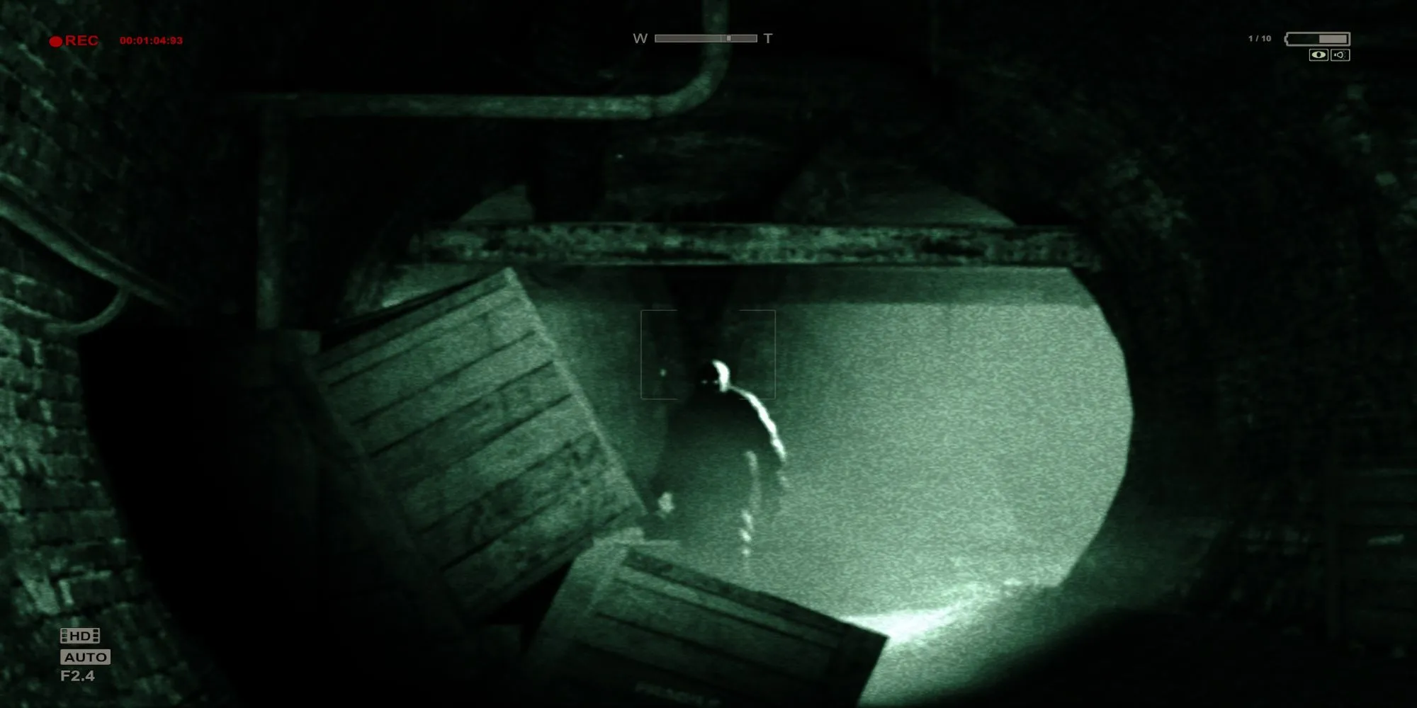 Nhân vật chính chạy trốn trong bệnh viện tâm thần Mount Massive ở Outlast.
