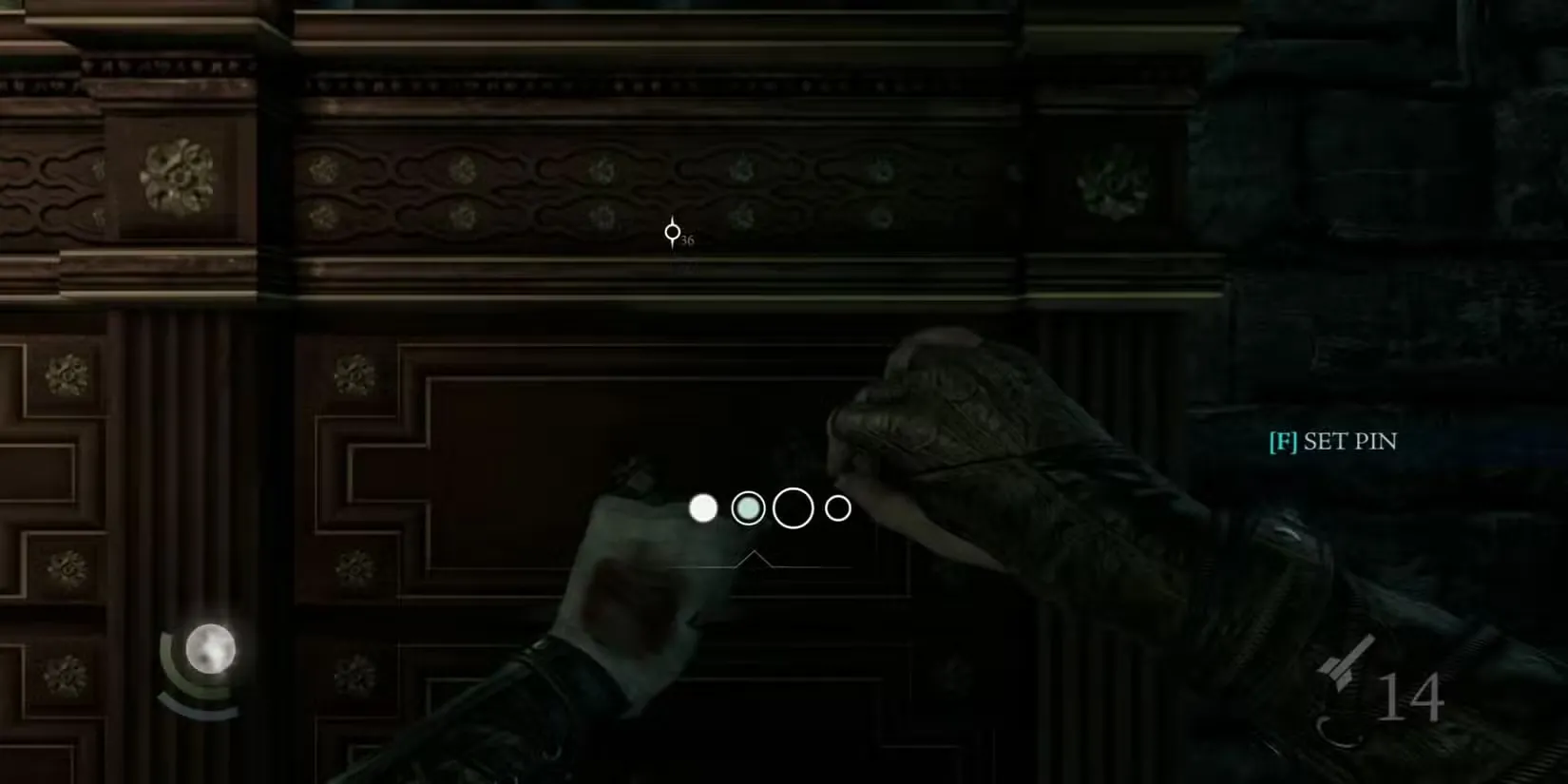 Nhân vật chính Garrett đang tỉ mỉ bẻ khóa trong game Thief