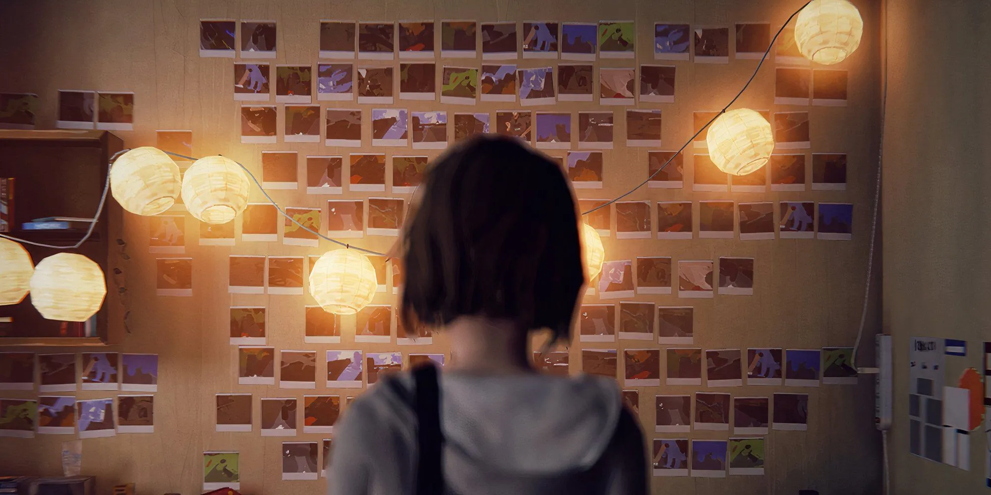 Nhân vật chính Life Is Strange Max Caulfield quay lưng trong căn phòng trang trí bằng ảnh chụp polaroid và đèn
