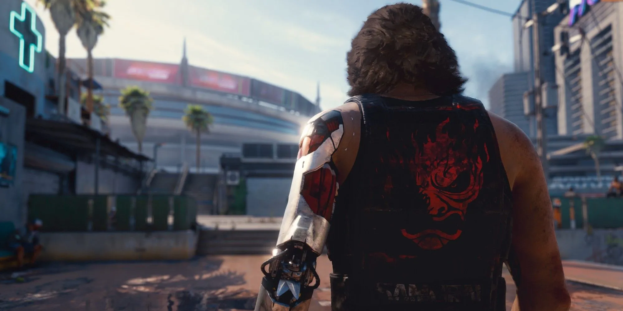 Nhân vật Johnny Silverhand bước đi trên đường phố Night City trong Cyberpunk 2077