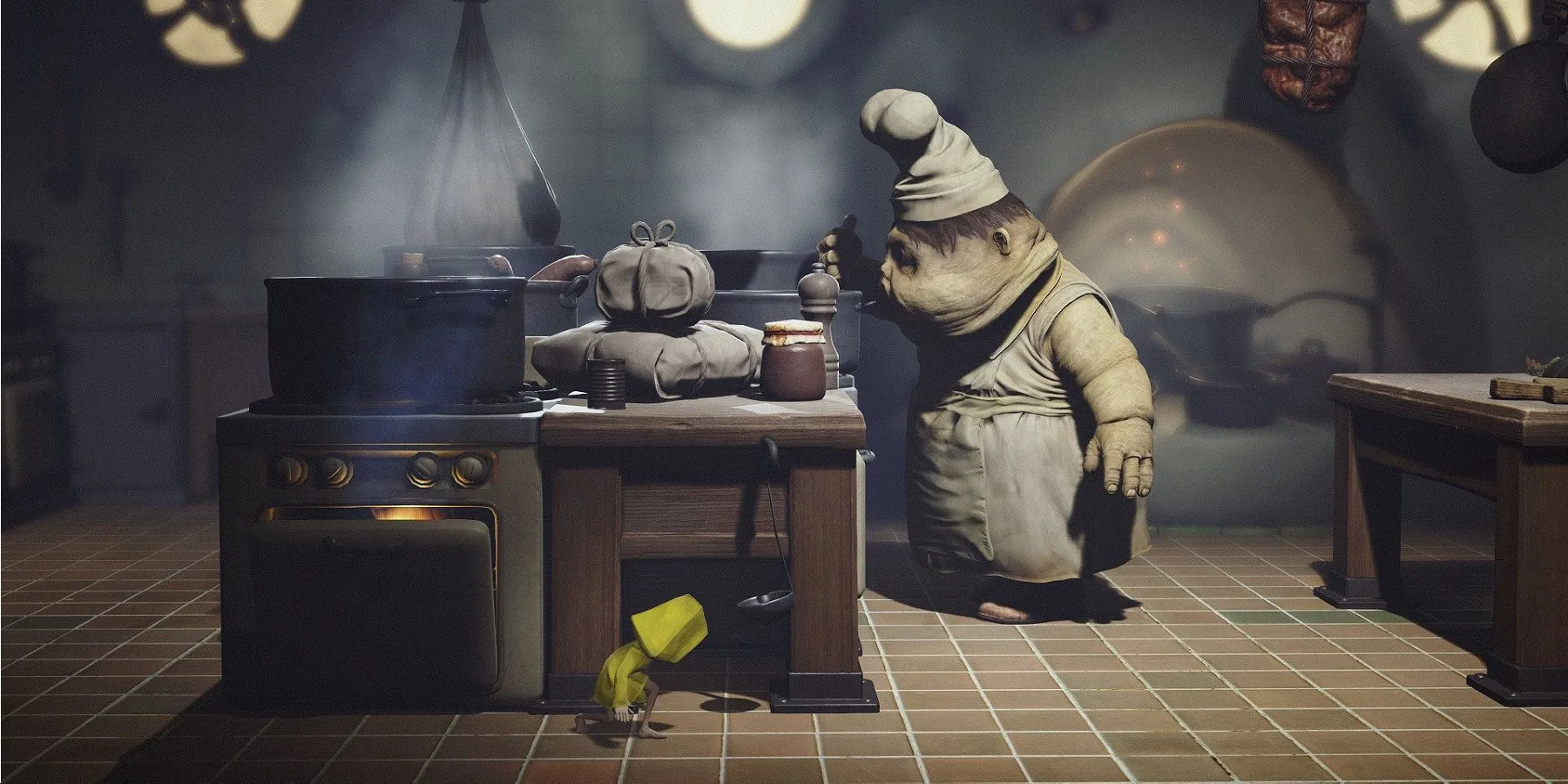 Nhân vật Six trong chiếc áo mưa vàng đặc trưng của Little Nightmares đang khám phá thế giới kỳ dị