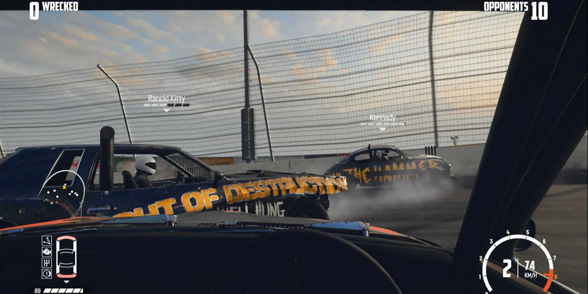 Nhiều chiếc xe va chạm tạo nên sự hỗn loạn trong một đấu trường Demolition Derby của Wreckfest.