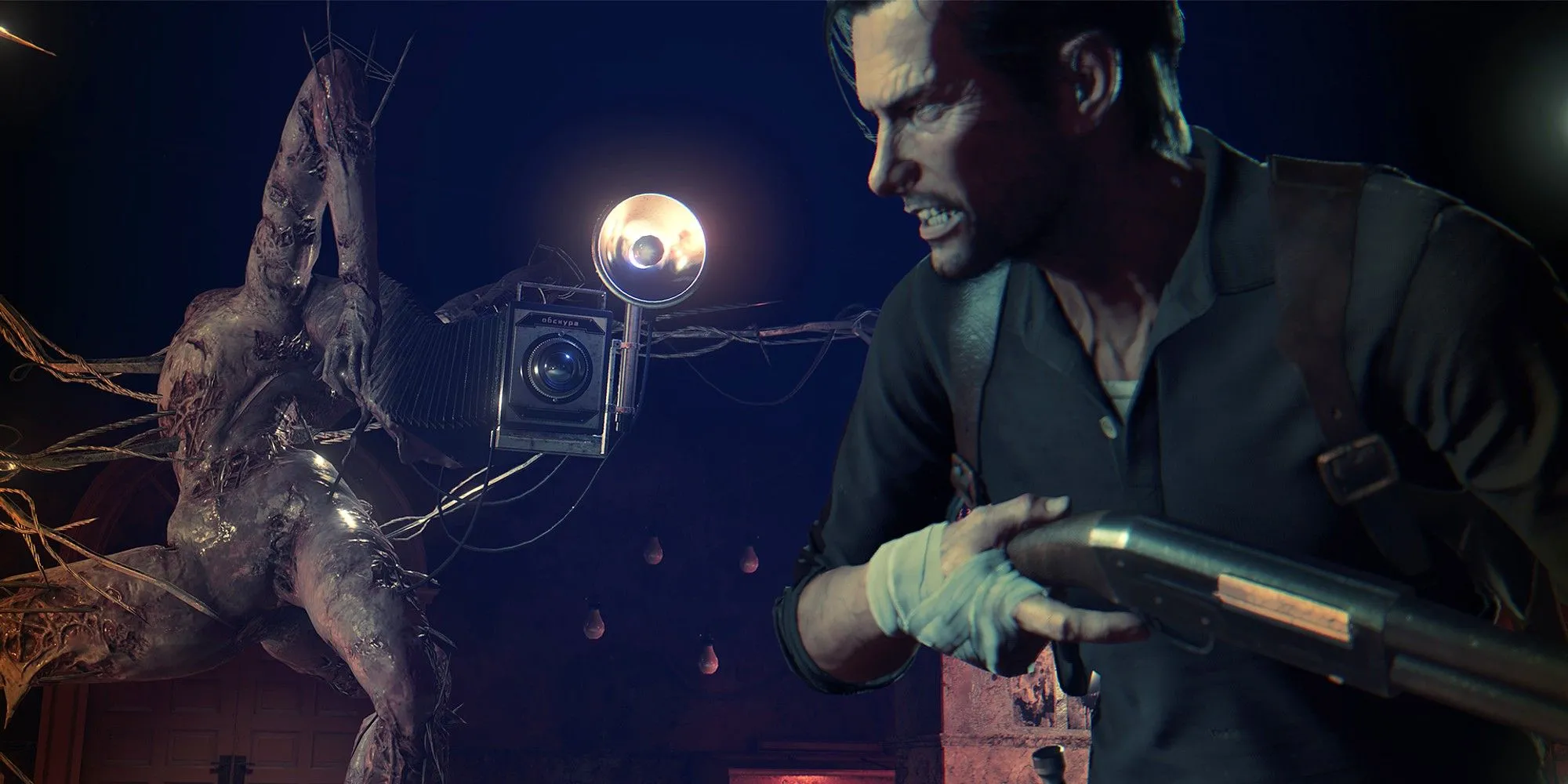Sebastian chiến đấu với quái vật Obscura trong game The Evil Within 2