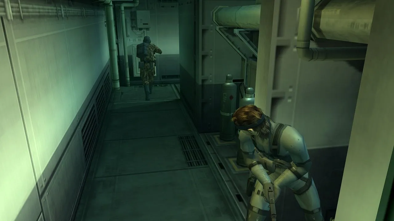 Solid Snake ẩn nấp sau bức tường nhìn lính gác trong Metal Gear Solid 2: Sons of Liberty