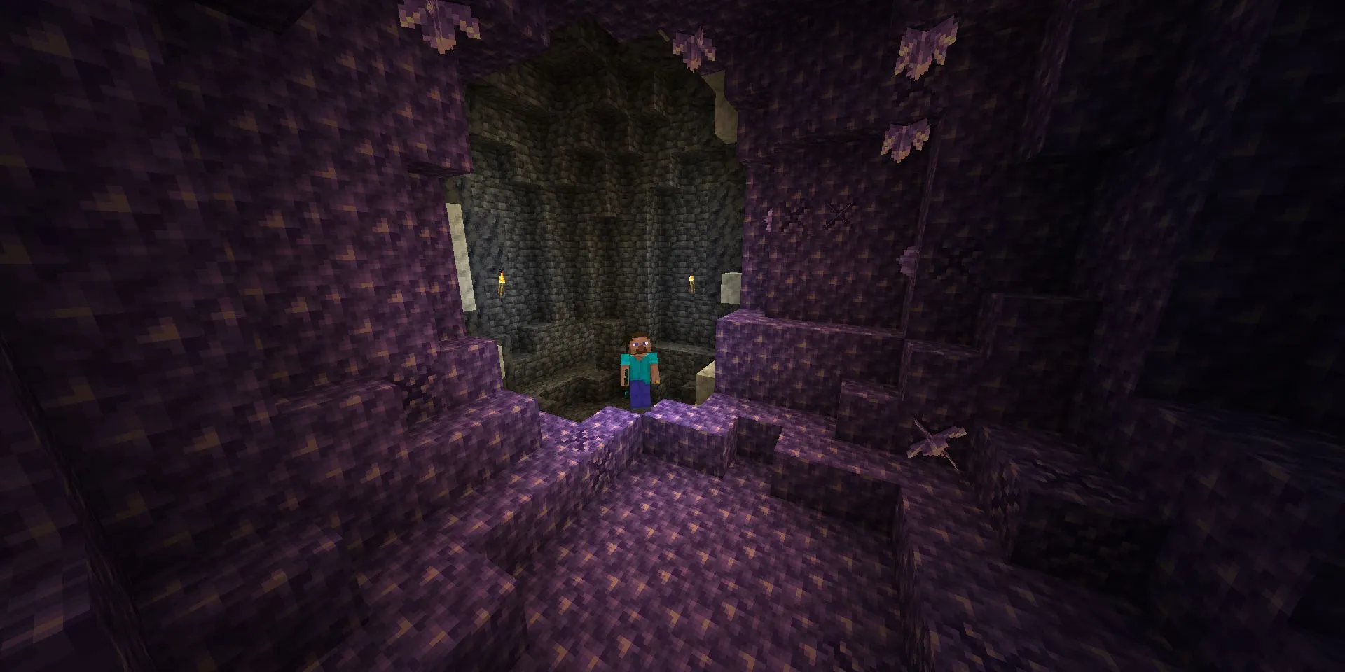 Steve tìm thấy một khối Amethyst Geode lớn lấp lánh dưới lòng đất Minecraft
