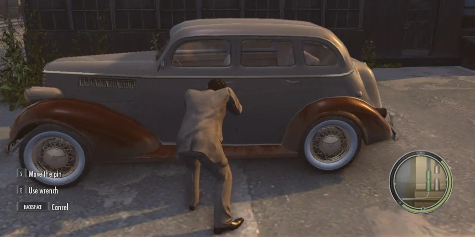 Vito Scaletta đang lén lút bẻ khóa xe hơi trong Mafia 2