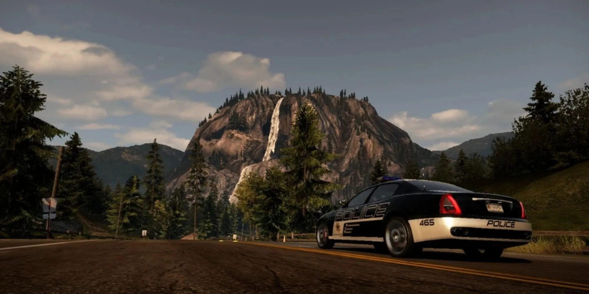 Xe cảnh sát và xe đua đối đầu trên một cung đường tuyệt đẹp tại Seacrest County trong Need for Speed Hot Pursuit 2010