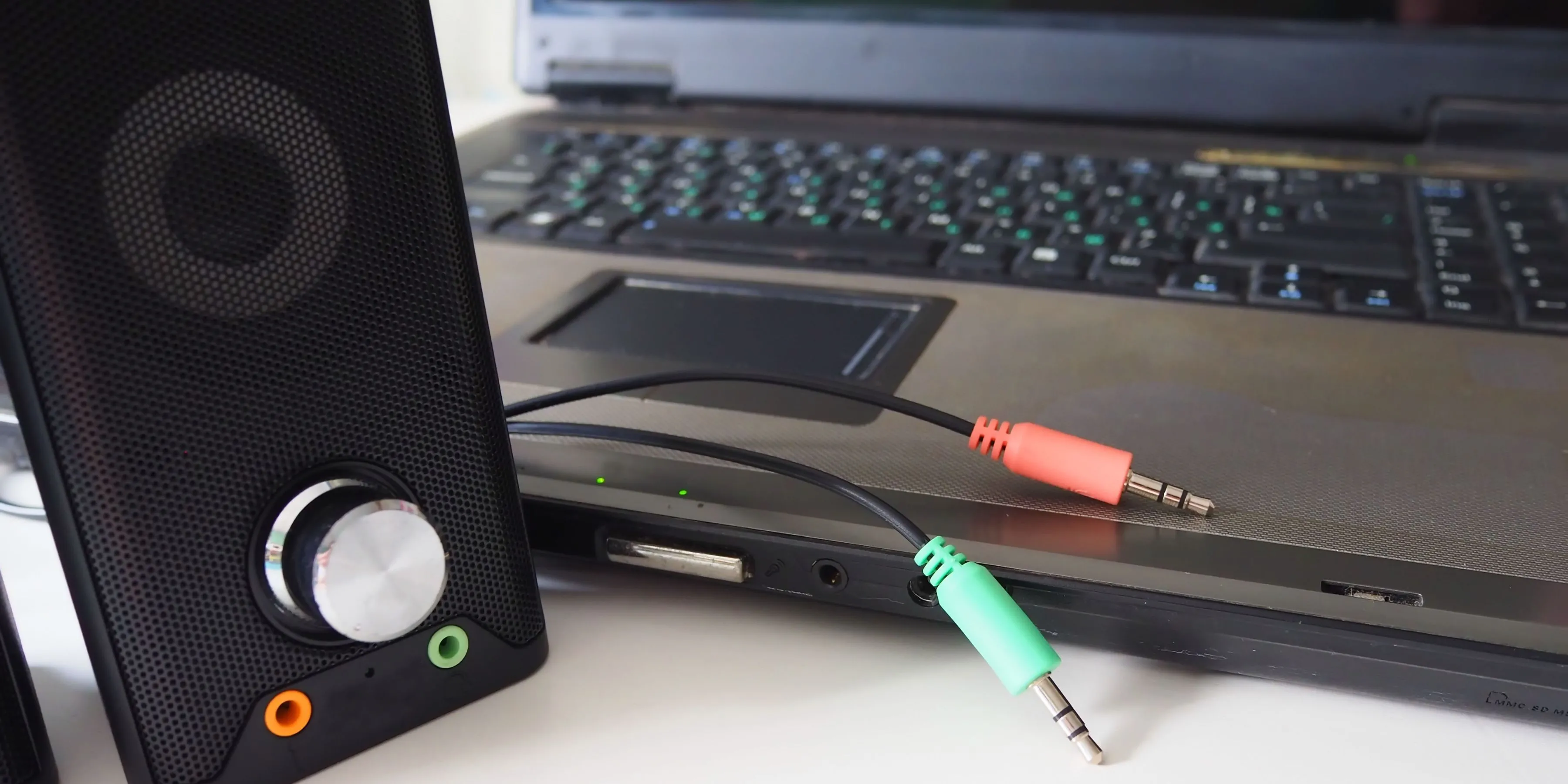 Hệ thống dây cáp phức tạp sau thùng máy PC và loa