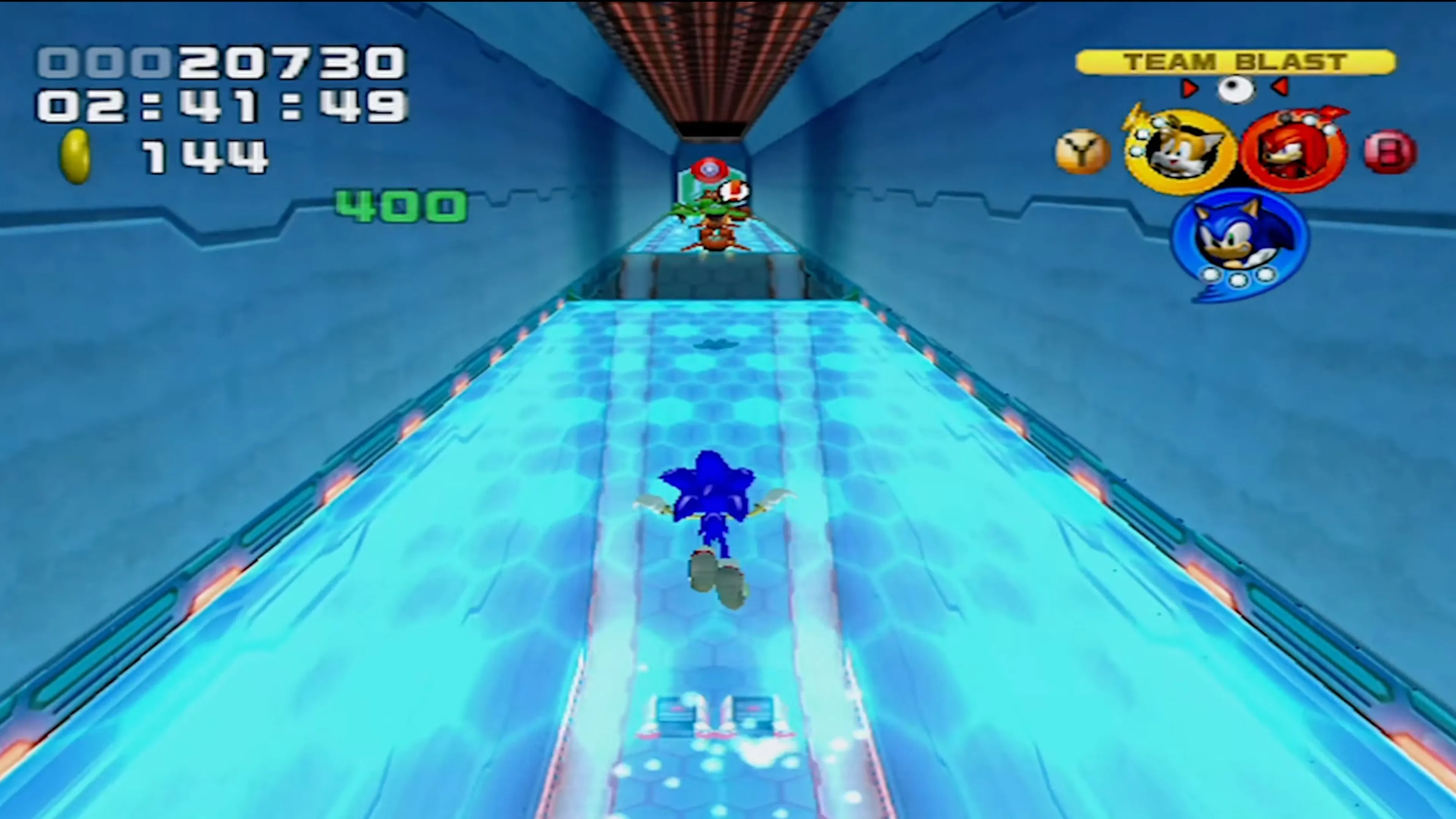 Nhóm Sonic đang lao vút qua những ngọn đồi xanh biếc và di tích cổ trong Seaside Hill của Sonic Heroes
