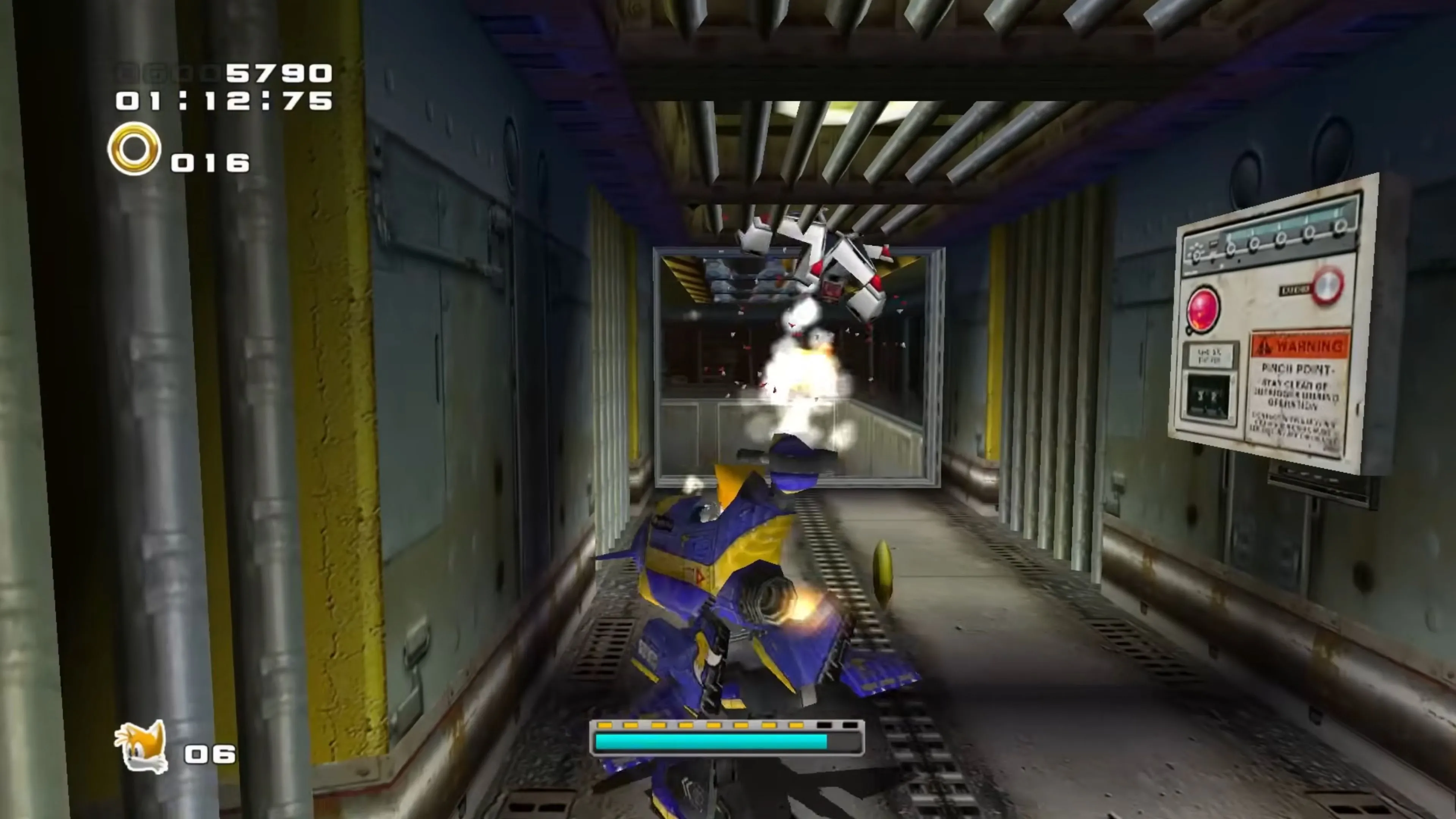 Sonic đang lướt ván trên đường phố City Escape đầy năng lượng trong Sonic Adventure 2