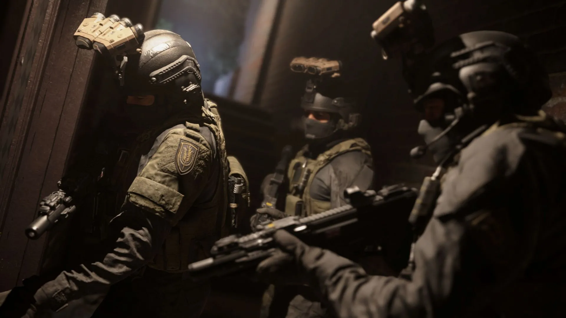 Góc nhìn cận cảnh một chiến binh Call of Duty trong trang bị quân sự hiện đại, toát lên vẻ nghiêm nghị và sẵn sàng hành động