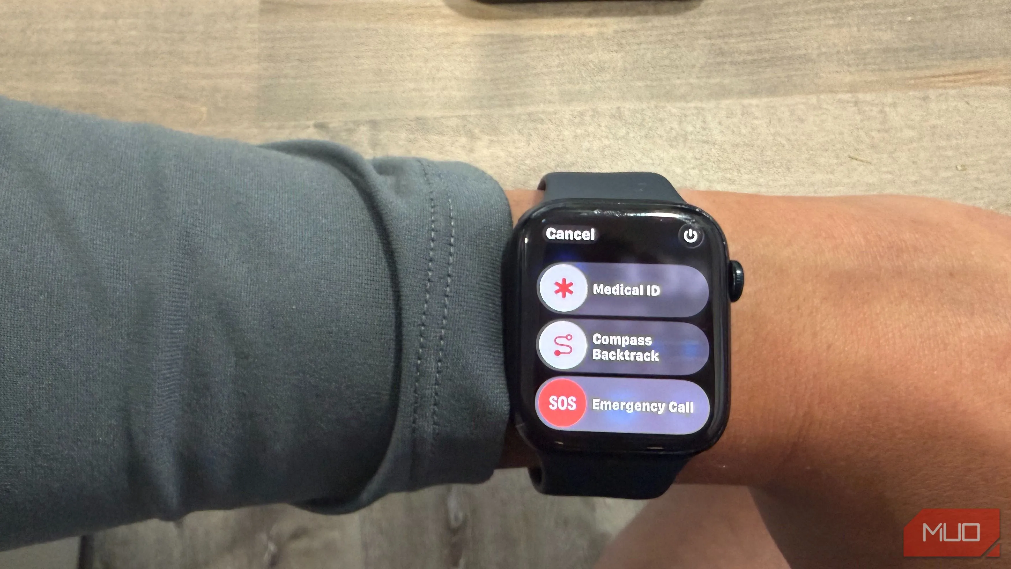 Apple Watch đang thực hiện cuộc gọi Emergency SOS với tùy chọn gửi vị trí