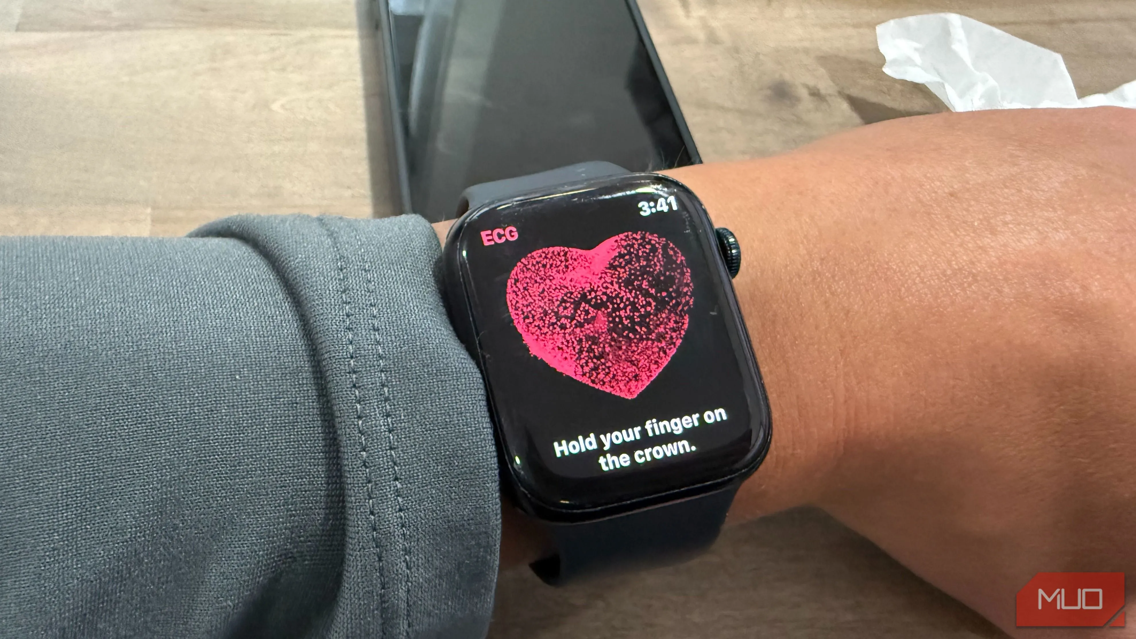 Apple Watch thực hiện đo EKG với cảm biến tiếp xúc Digital Crown và mặt sau thiết bị