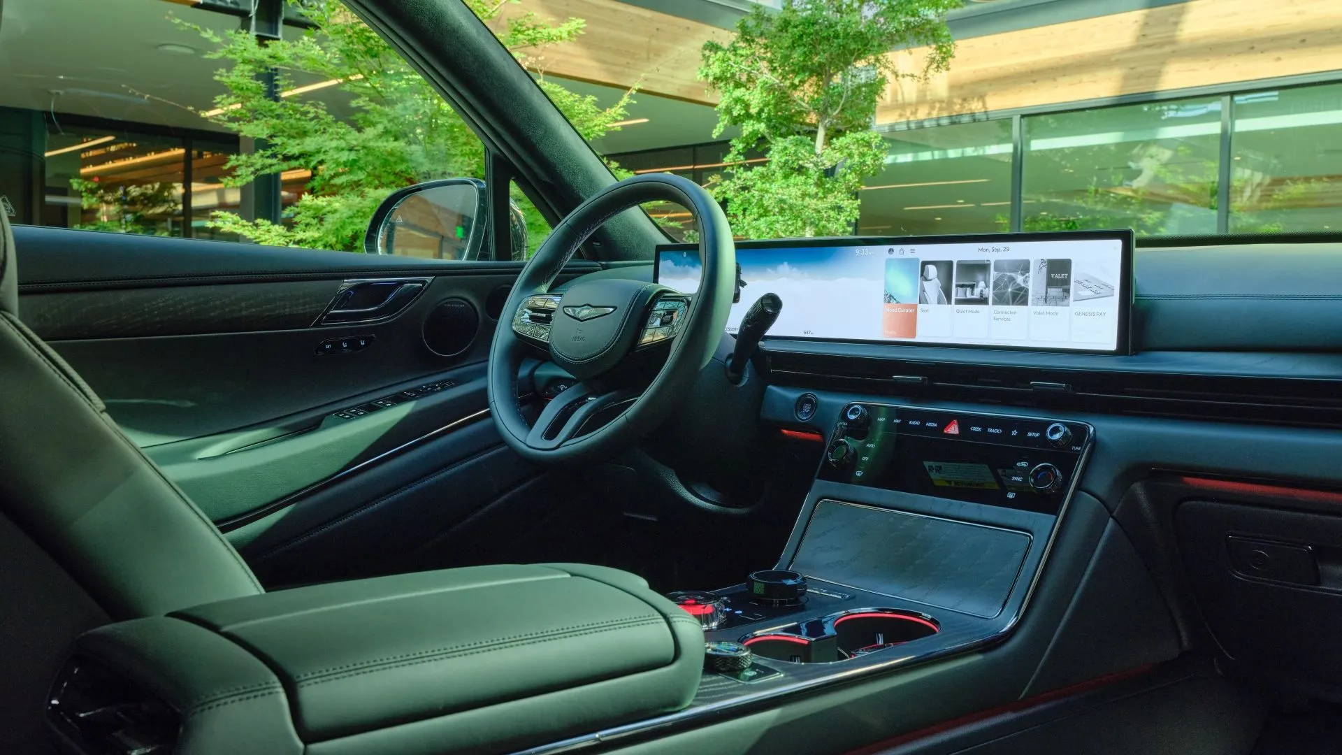 Bảng táp-lô và màn hình OLED 27 inch của Genesis GV80, nội thất da và gỗ bóng