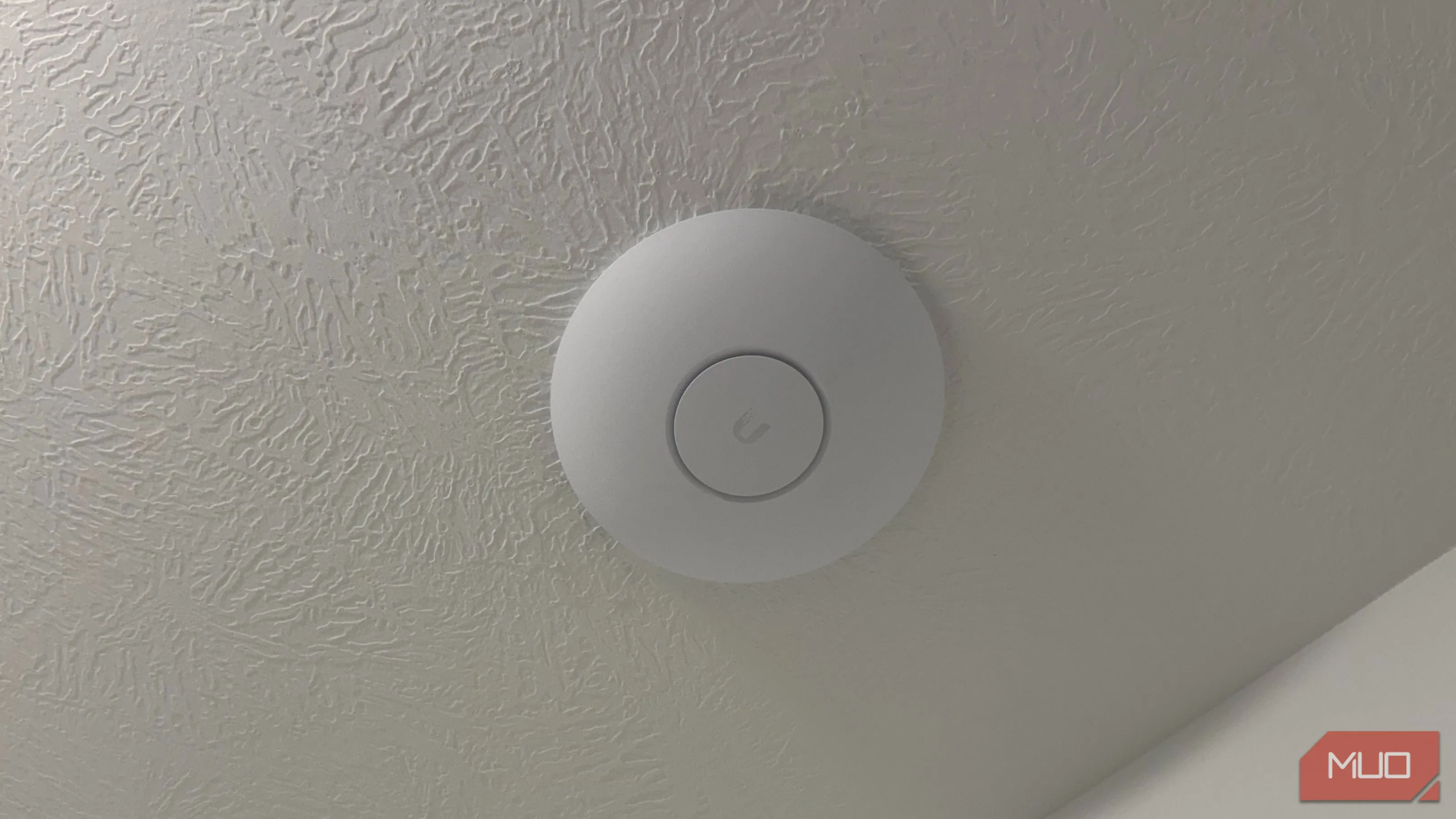 Các access point UniFi lắp trần có thể gây chồng kênh nếu cùng 1 channel