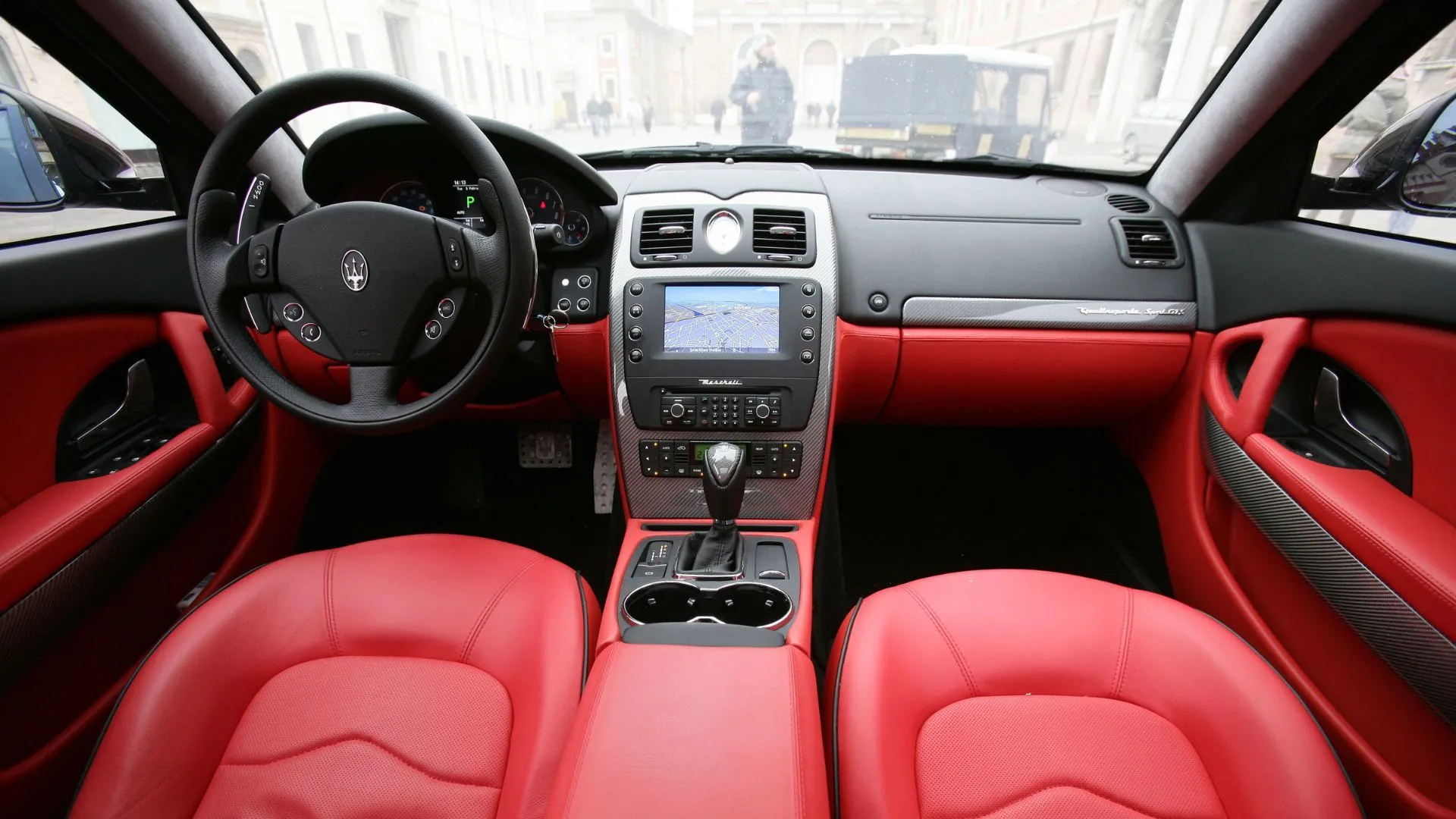 Cận cảnh khoang lái Maserati Quattroporte đời 2008, thể hiện sự sang trọng nhưng cũng cần kiểm tra kỹ nội thất và hệ thống điện khi mua cũ.