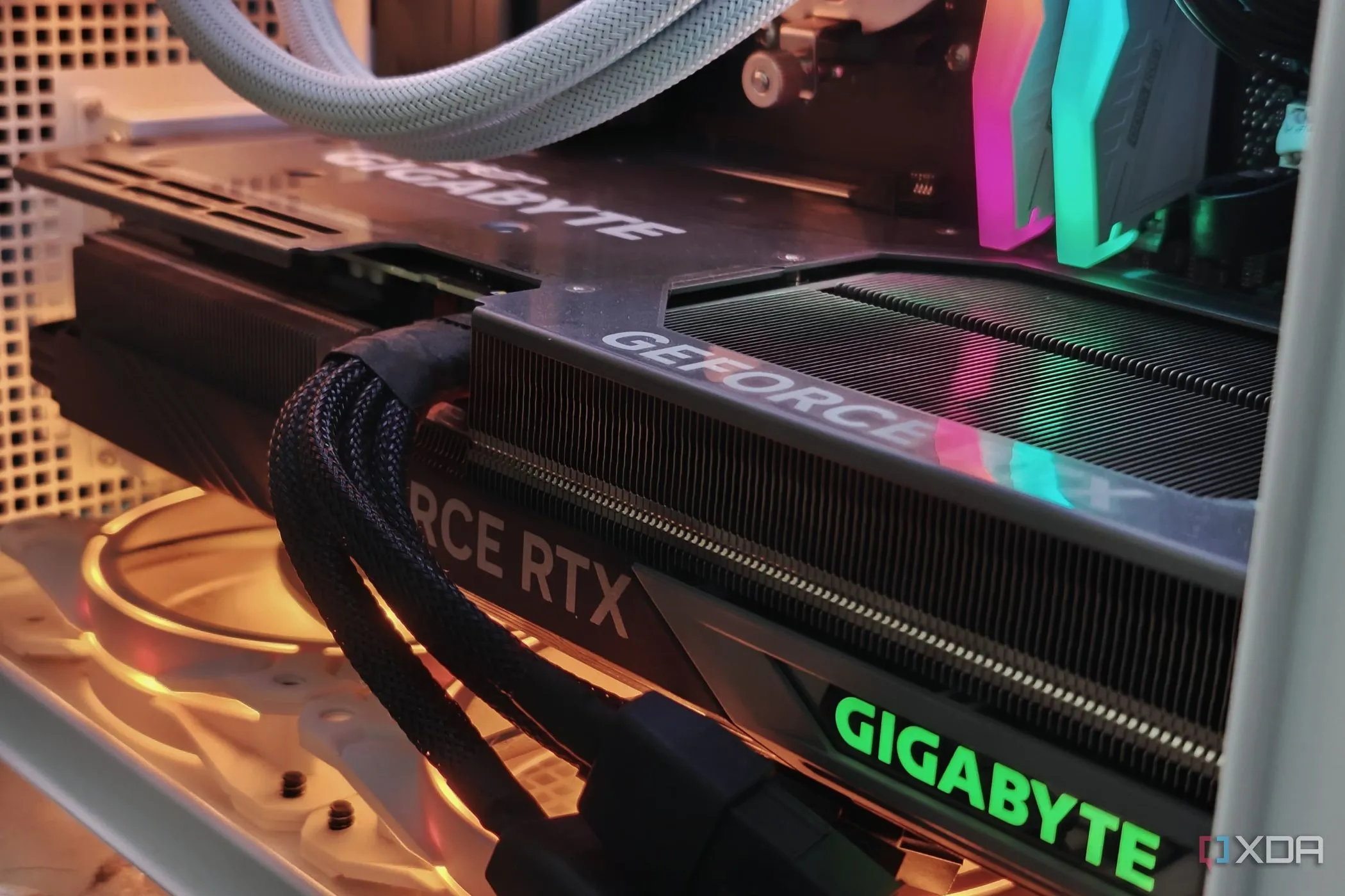 Card đồ họa GeForce RTX 4070 Ti đang cắm vào PC với đèn RGB