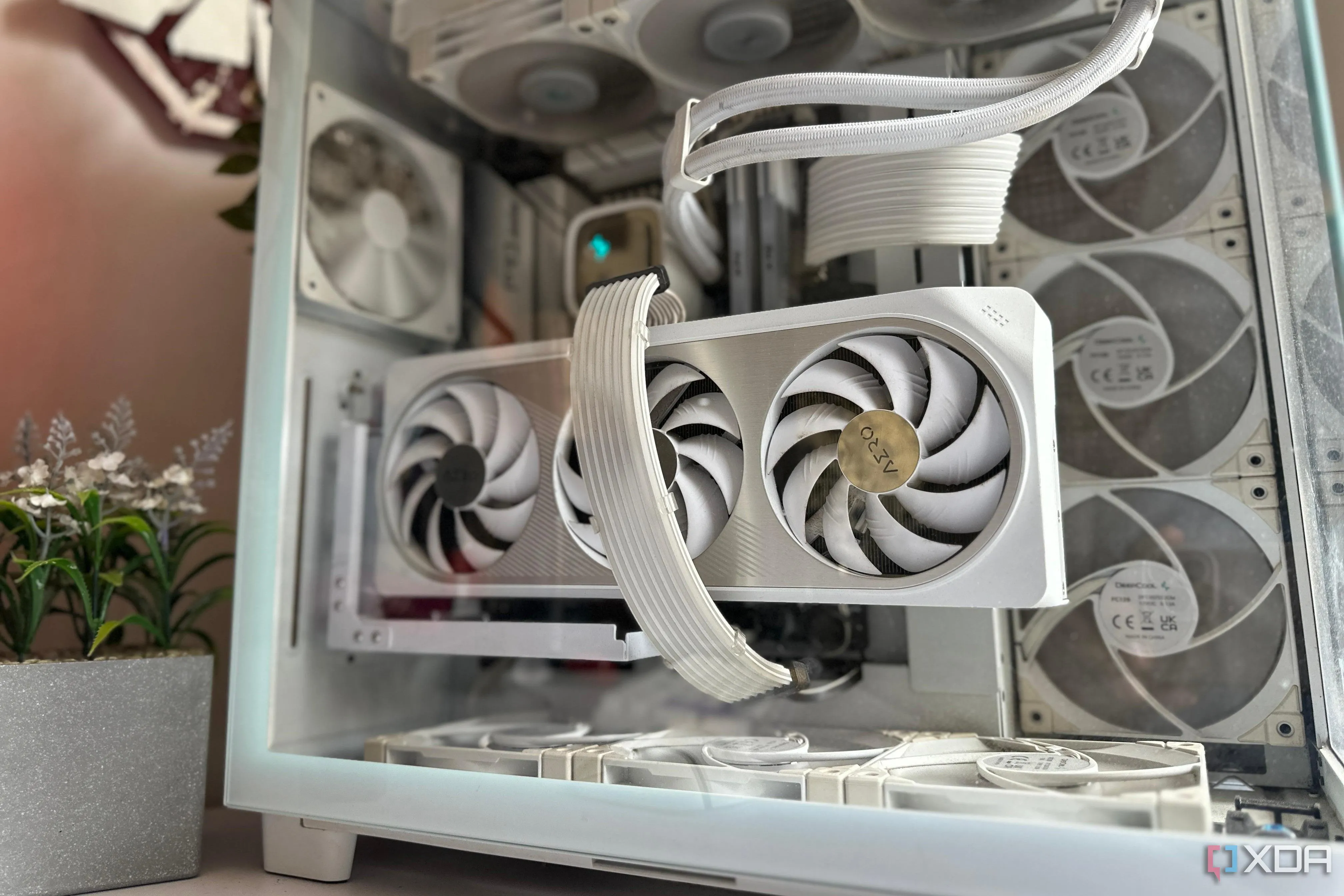 Case PC gaming tông trắng với GPU trắng nổi bật trên bàn, minh họa vấn đề phân bổ khe PCIe và vị trí khe M.2