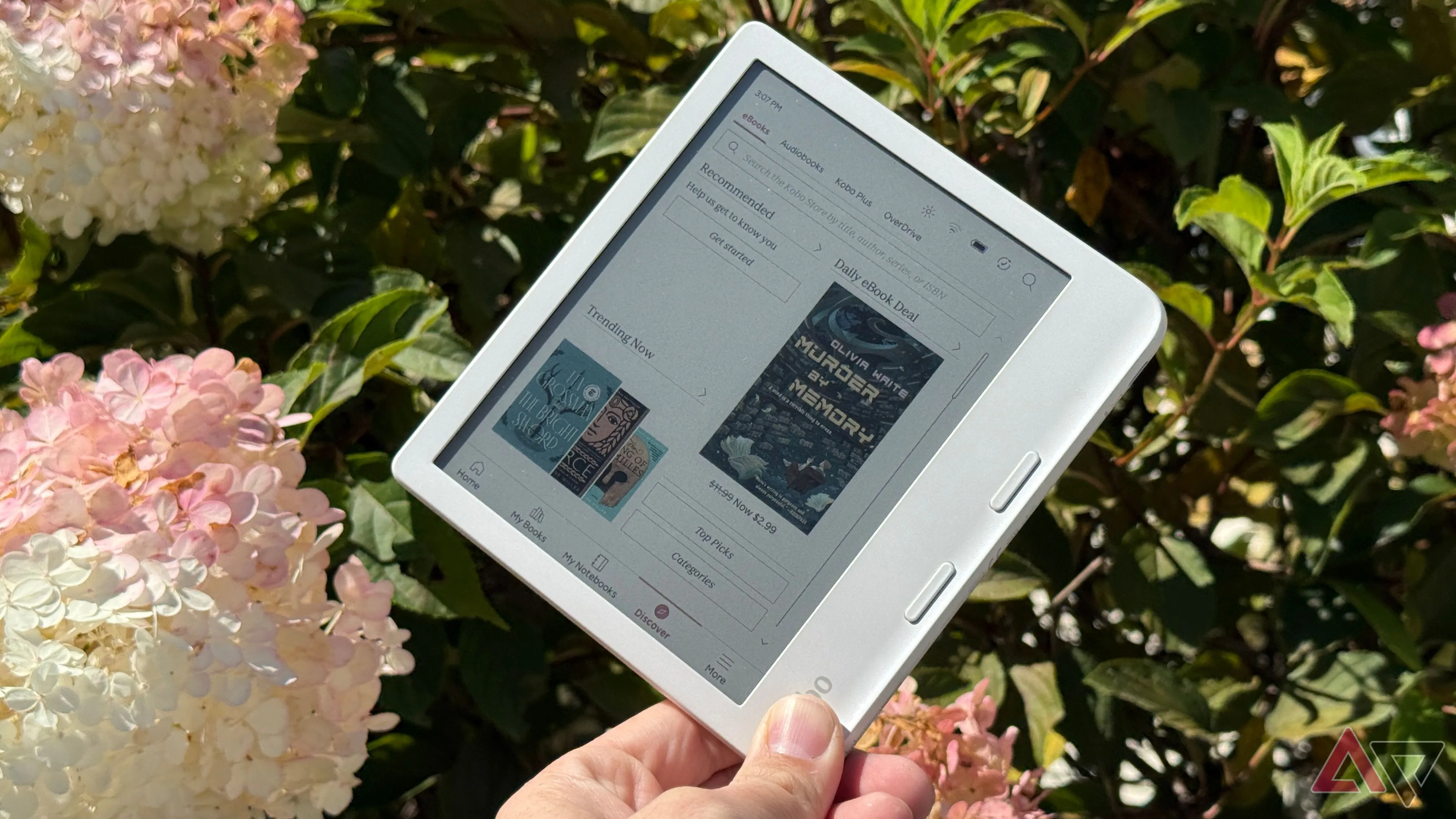 E-reader Kobo Libra Colour cầm trên tay, gợi ý lựa chọn đọc thay cho cuộn feed trên điện thoại.