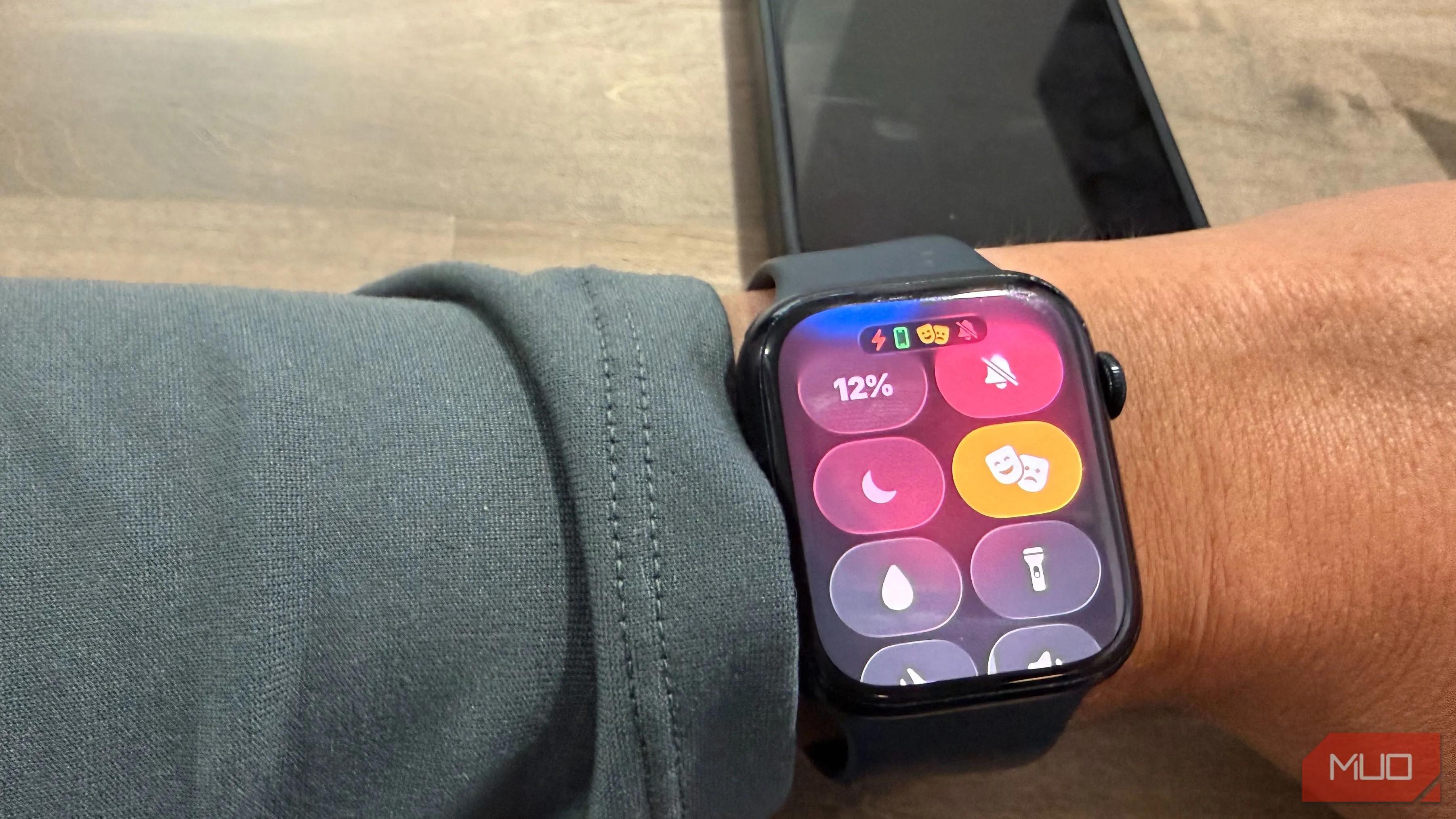 Giao diện Theater Mode trên Apple Watch, giữ màn hình tắt khi cần yên lặng
