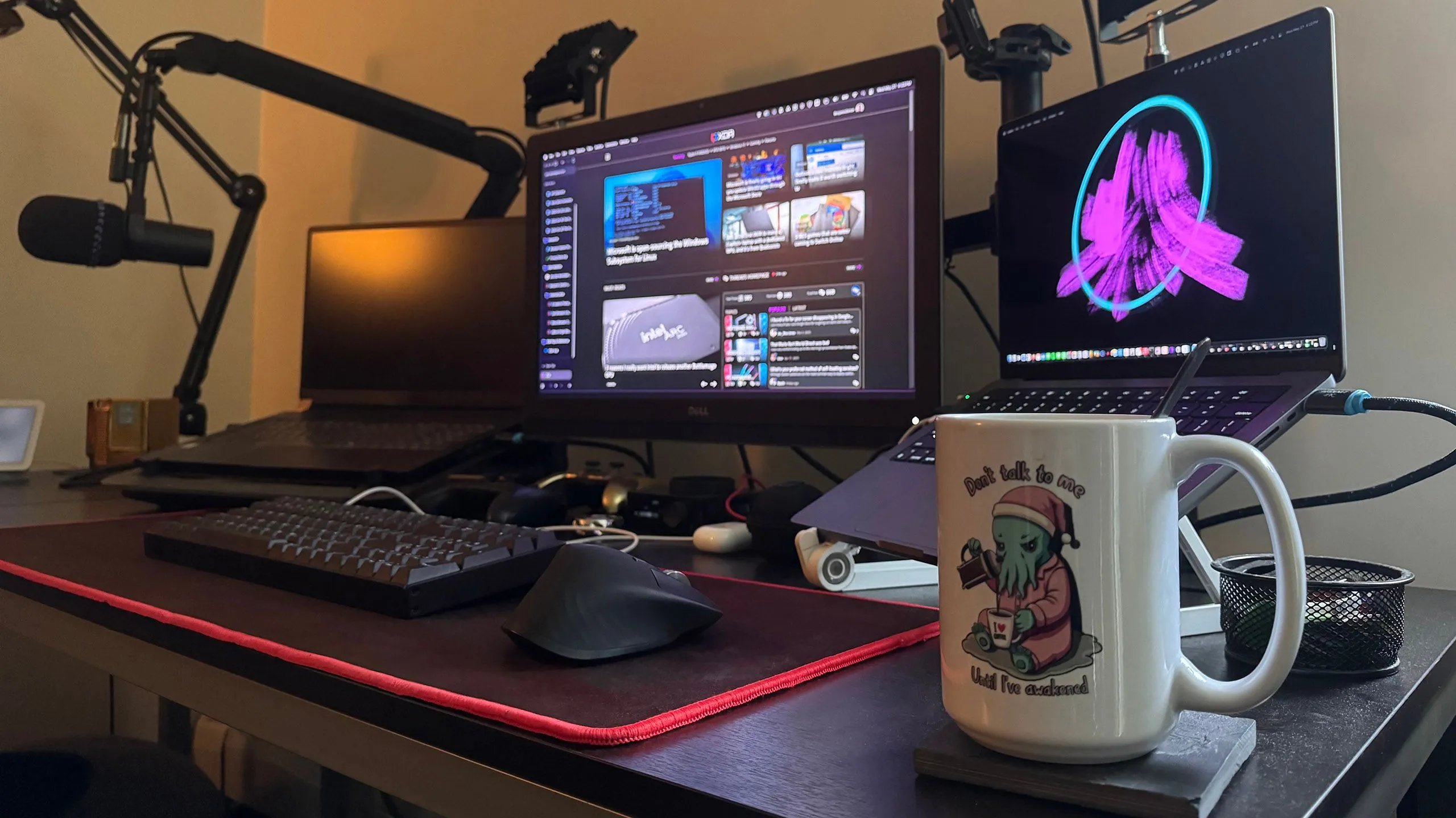 Góc làm việc với trình duyệt Min/Arc mở trên màn hình, phù hợp cho content creator tập trung viết và research