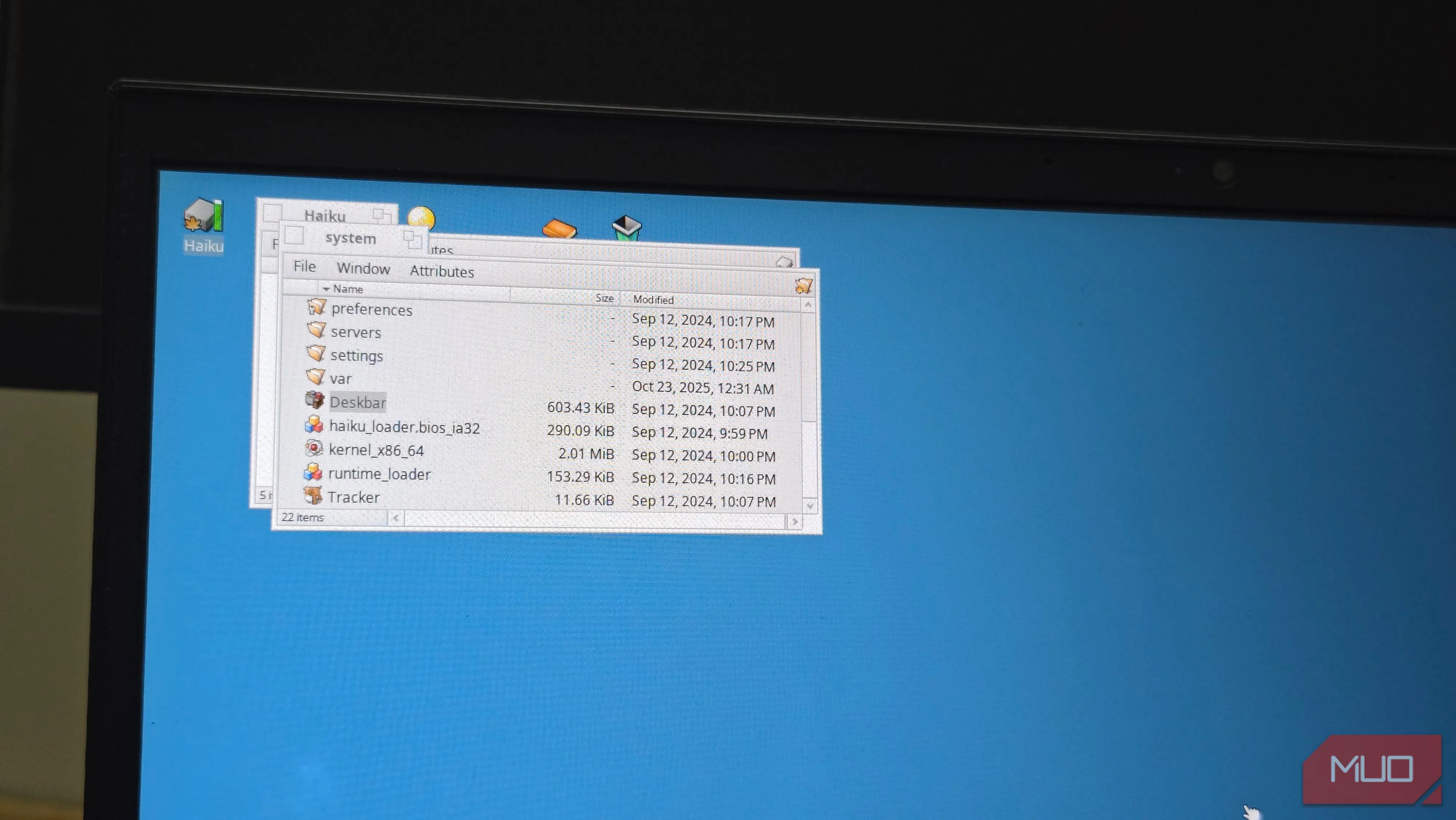 Haiku Deskbar mở trên laptop HP, thể hiện tính kế thừa từ BeOS
