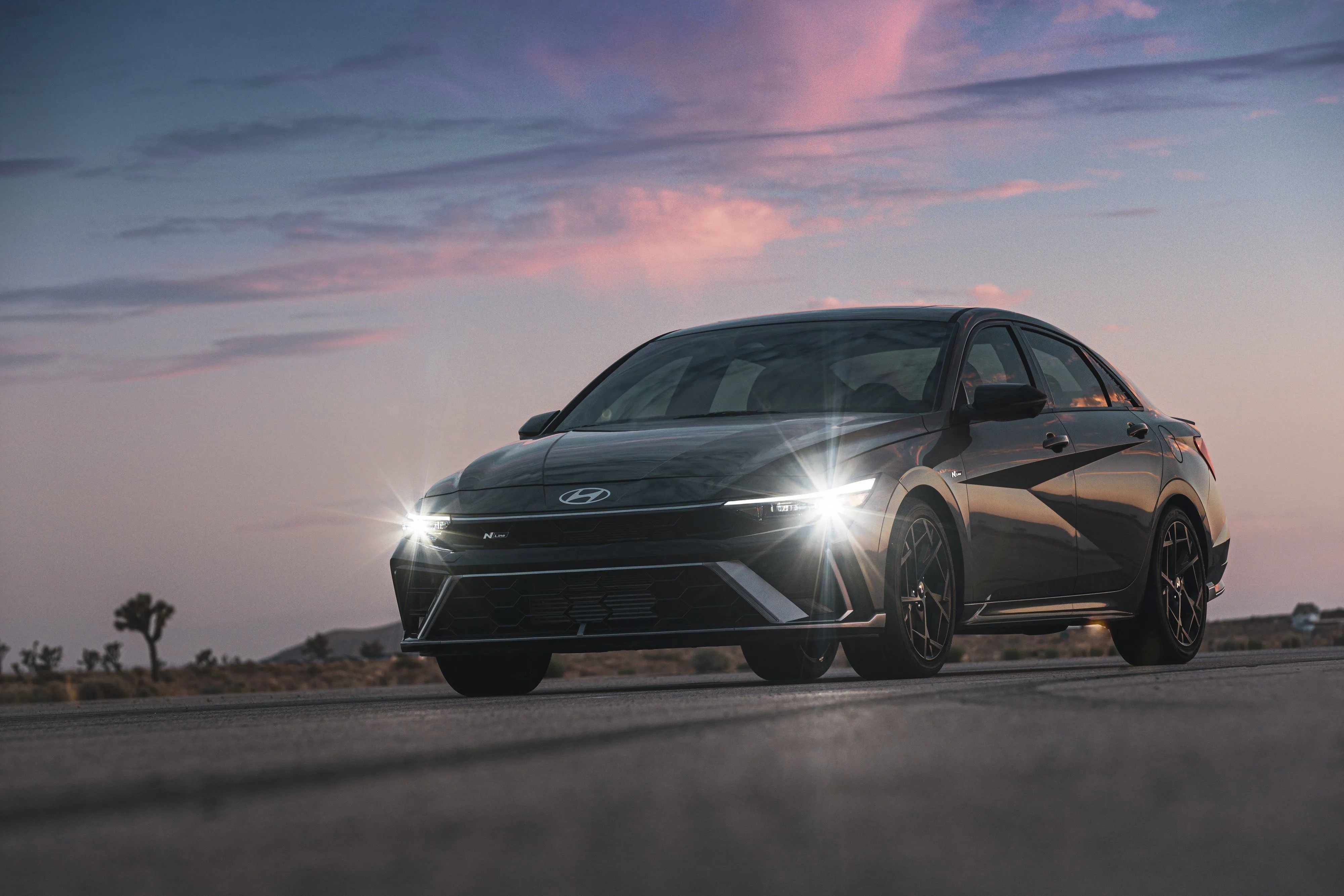 Hyundai Elantra N-Line màu đỏ, góc chụp chếch ngang với phong cách thể thao